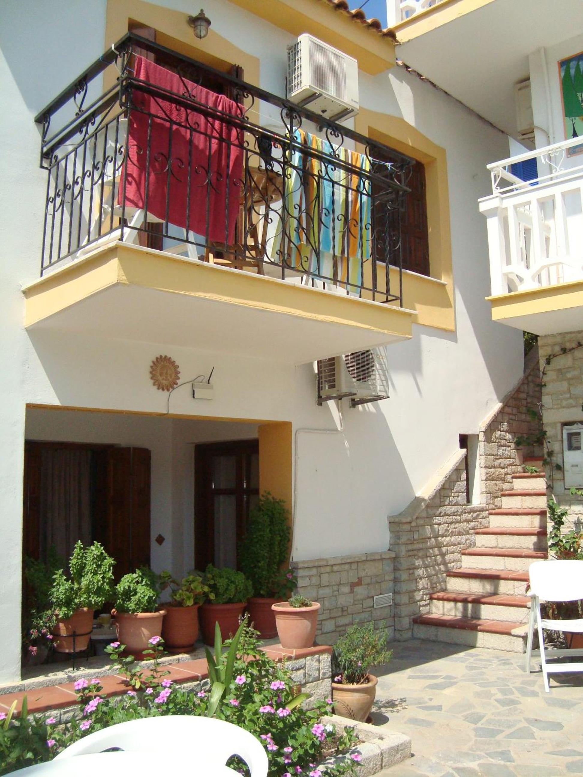 Green Hill Studios & Apartments