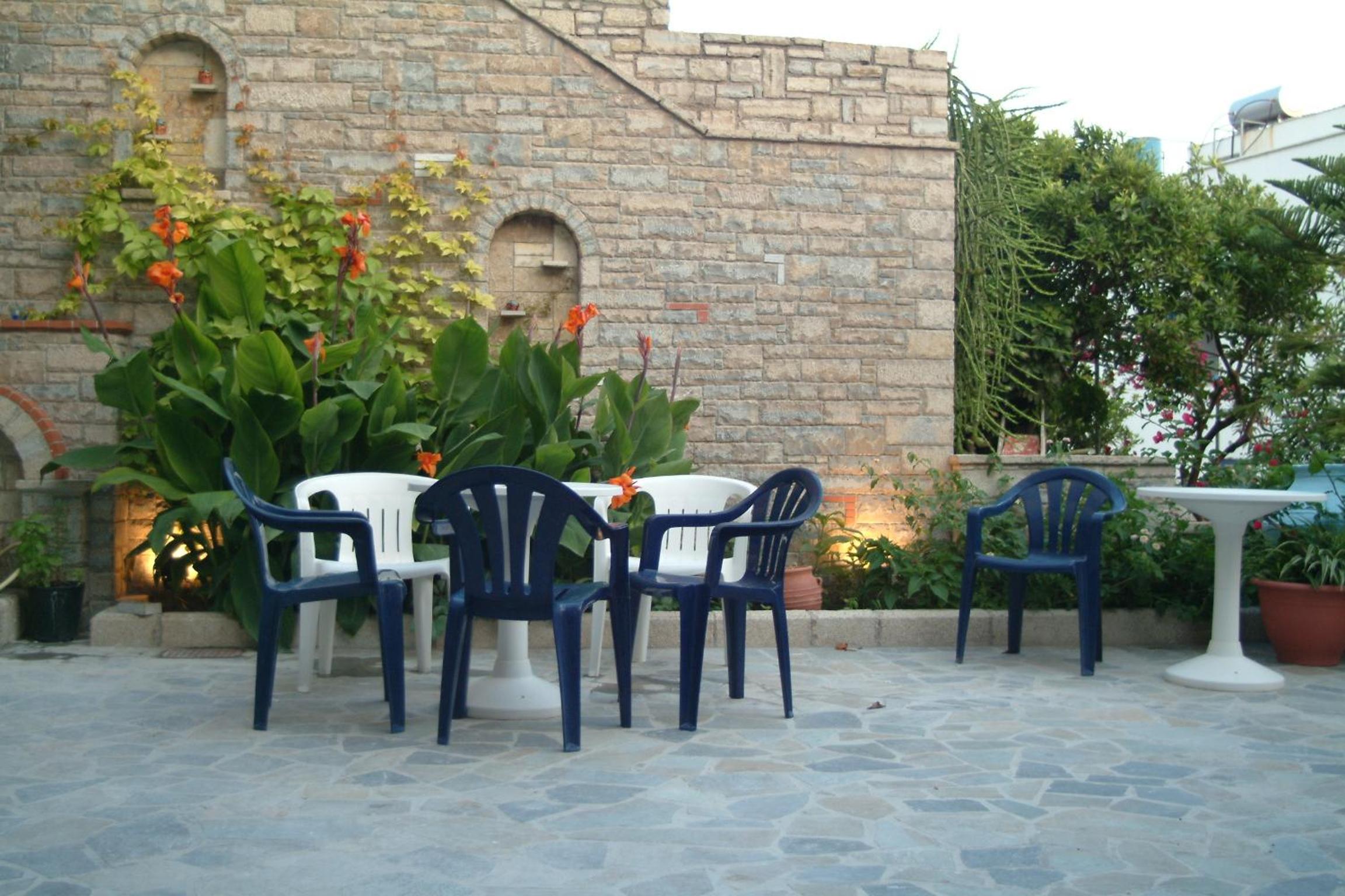 Green Hill Studios & Apartments