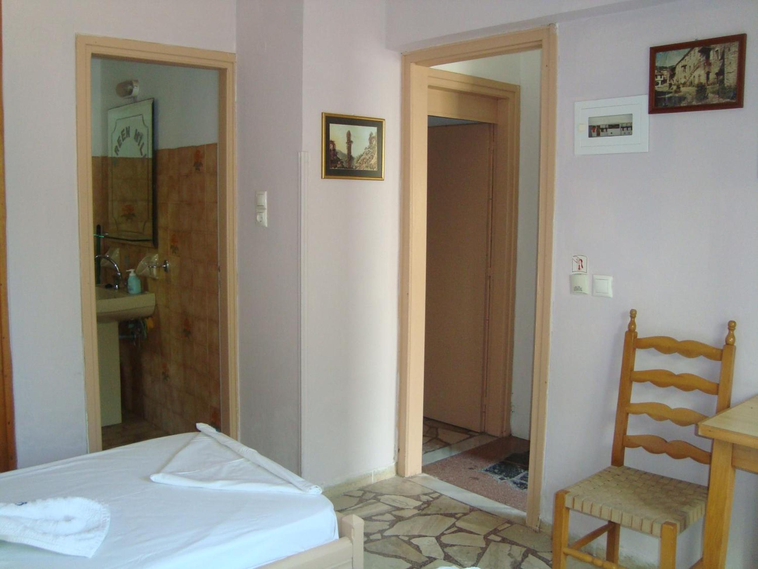 Green Hill Studios & Apartments