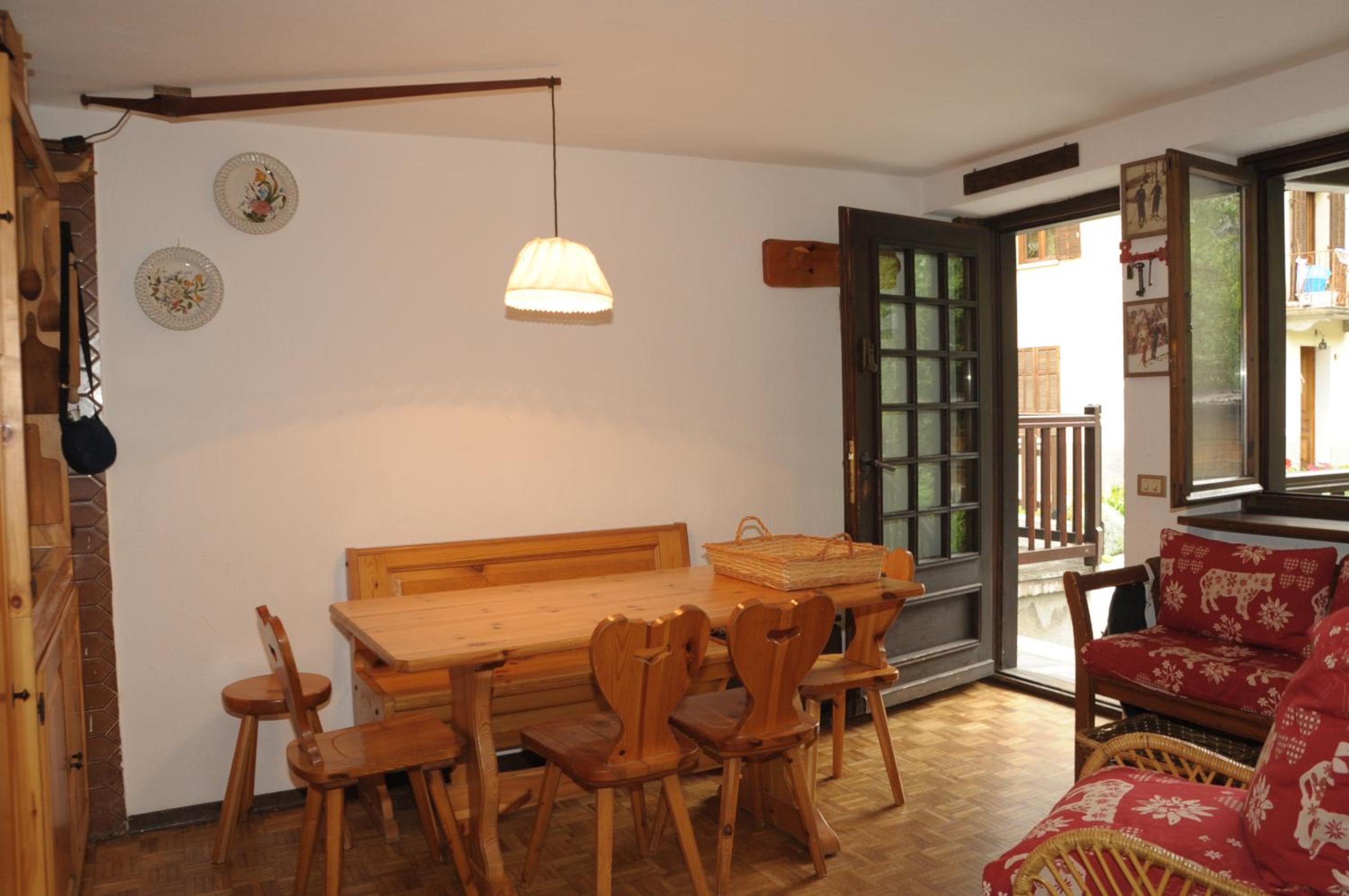 ALTIDO Rustic Apt for 4 with Parking Nearby Ski Lifts