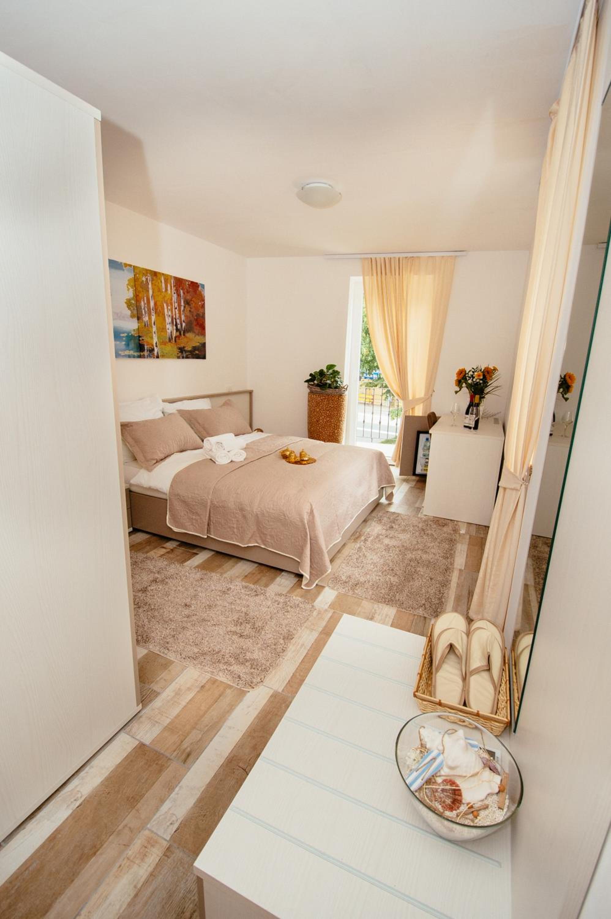 Sunny Rooms view 3
