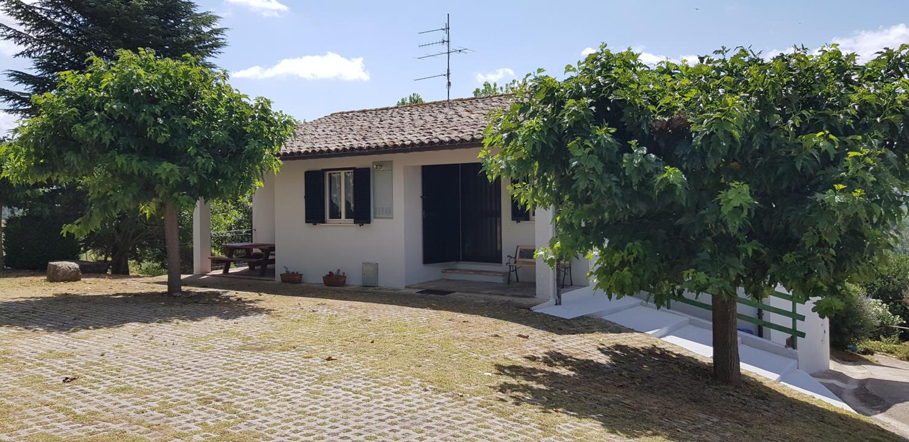 Case in campagna con piscina a Todi view 5