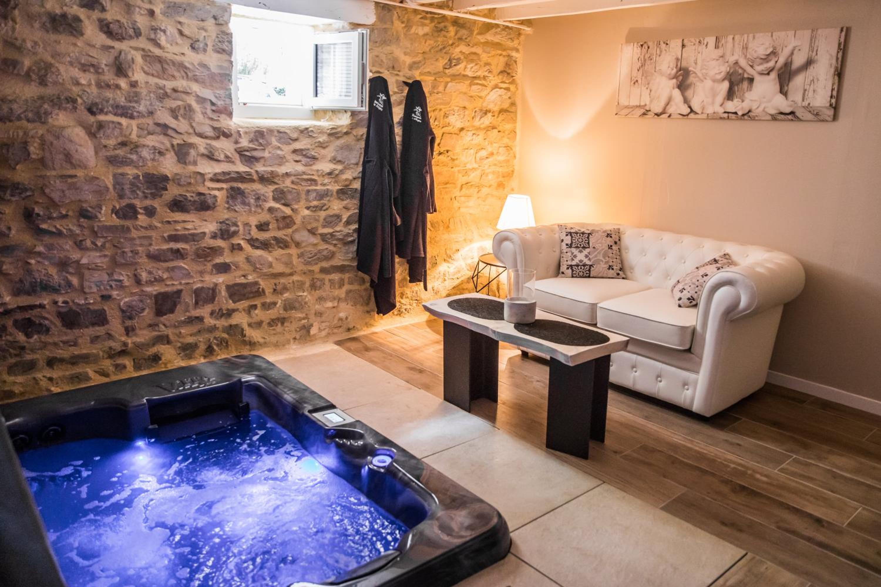 Au domaine des anges Gites avec Jacuzzi privatif dans la chambre