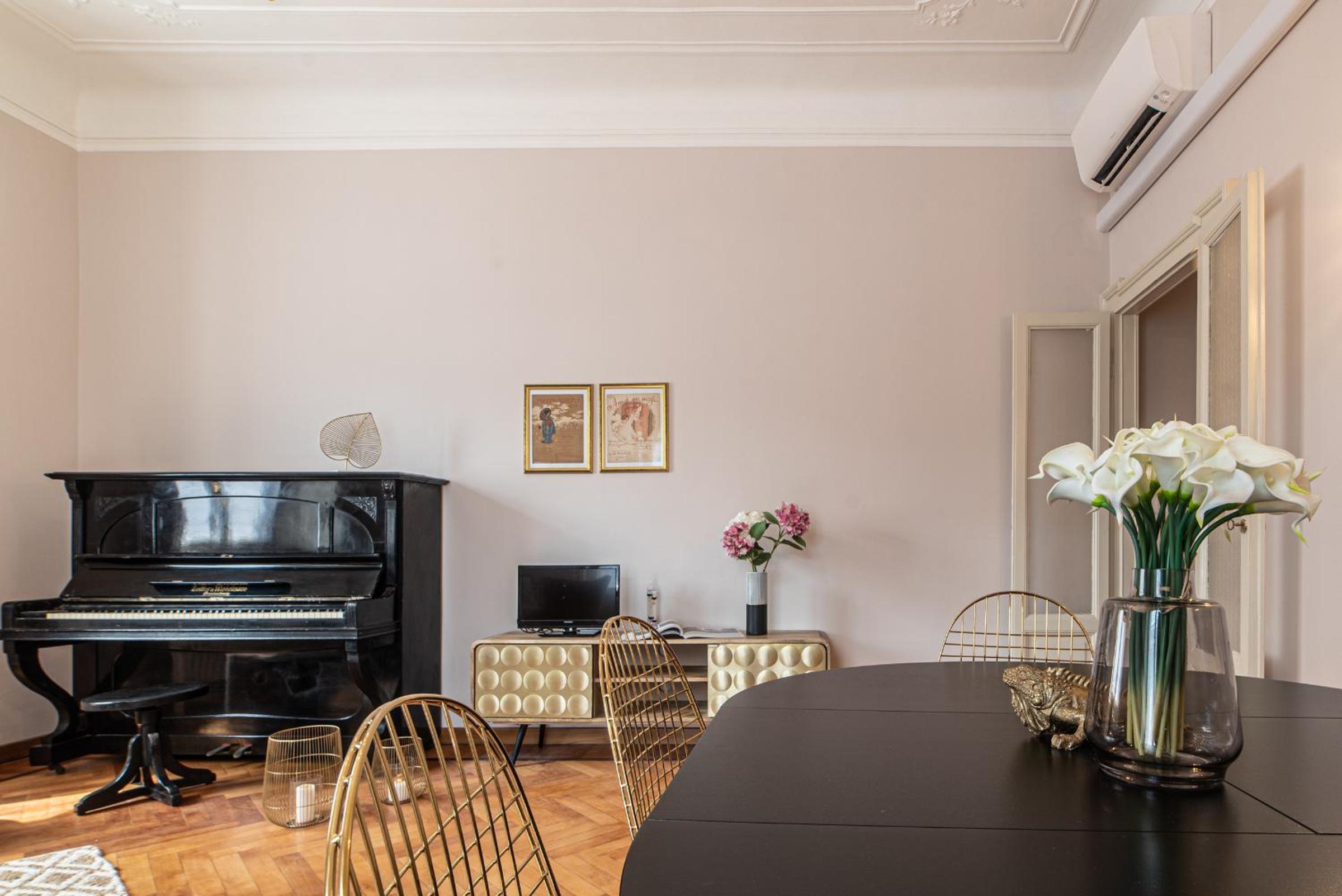 ALTIDO Sophisticated 3-bed flat with desk
