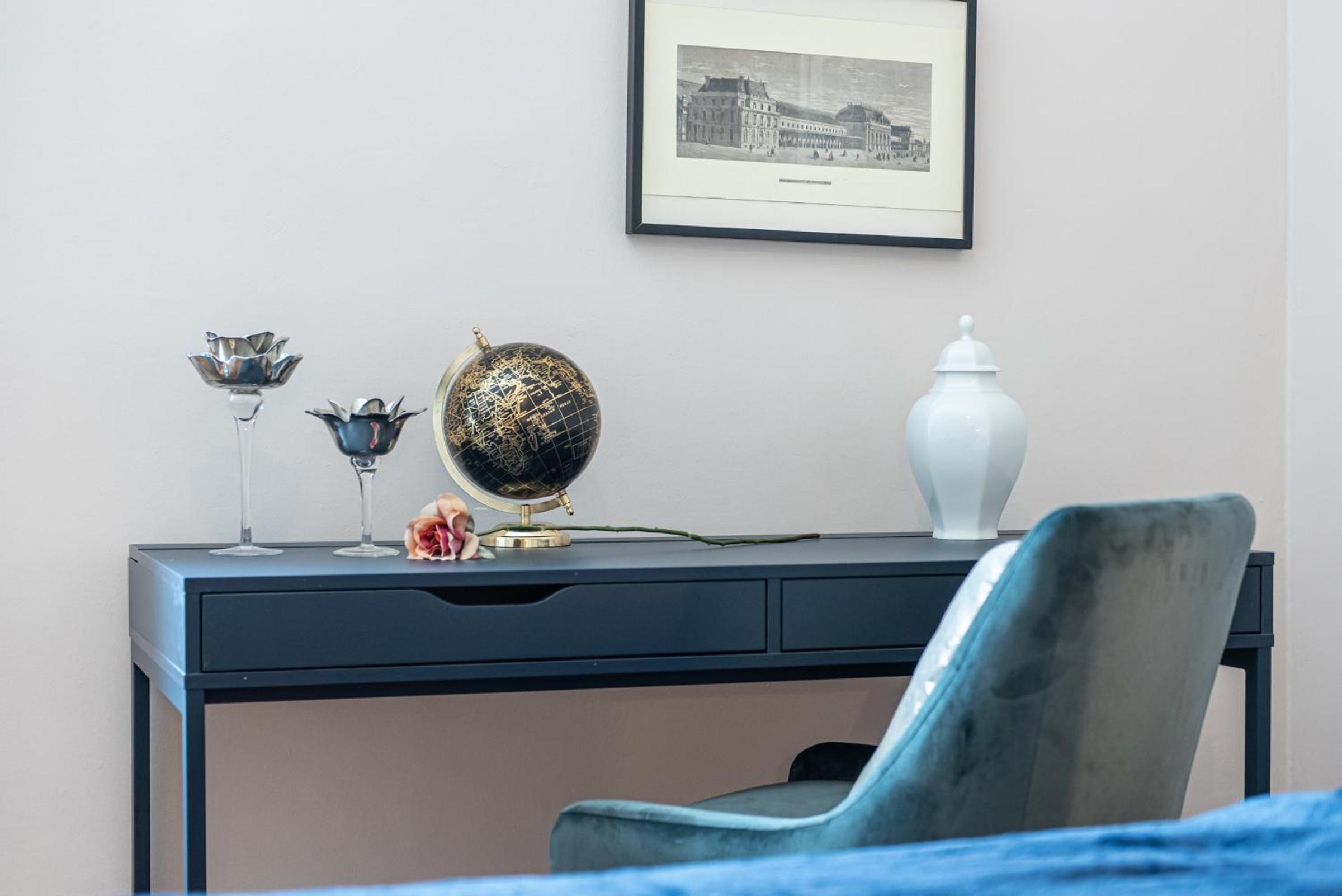ALTIDO Sophisticated 3-bed flat with desk