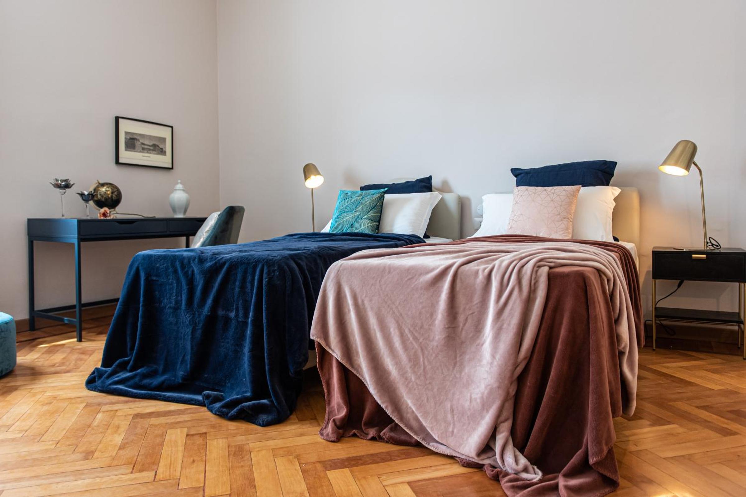 ALTIDO Sophisticated 3-bed flat with desk