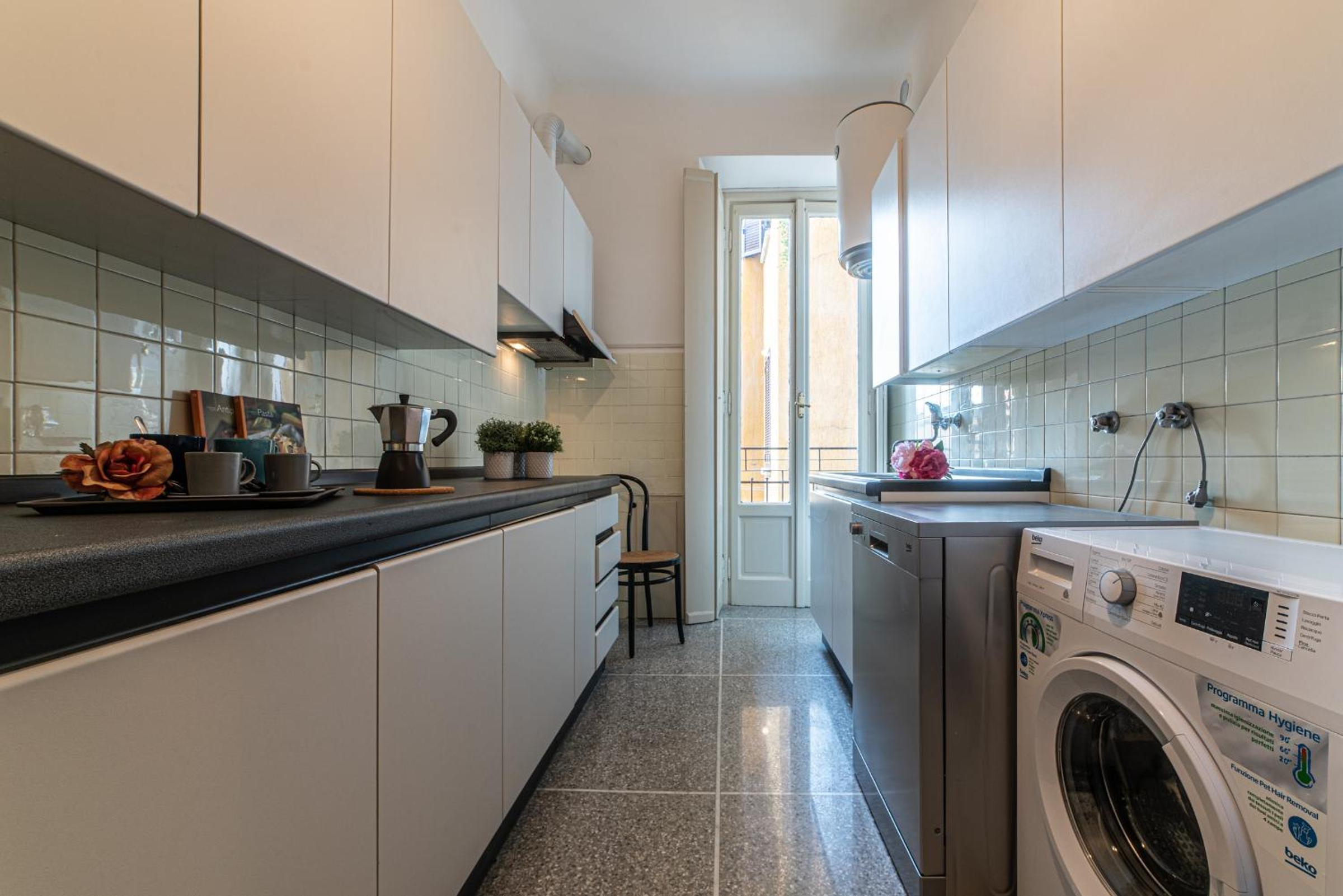 ALTIDO Sophisticated 3-bed flat with desk