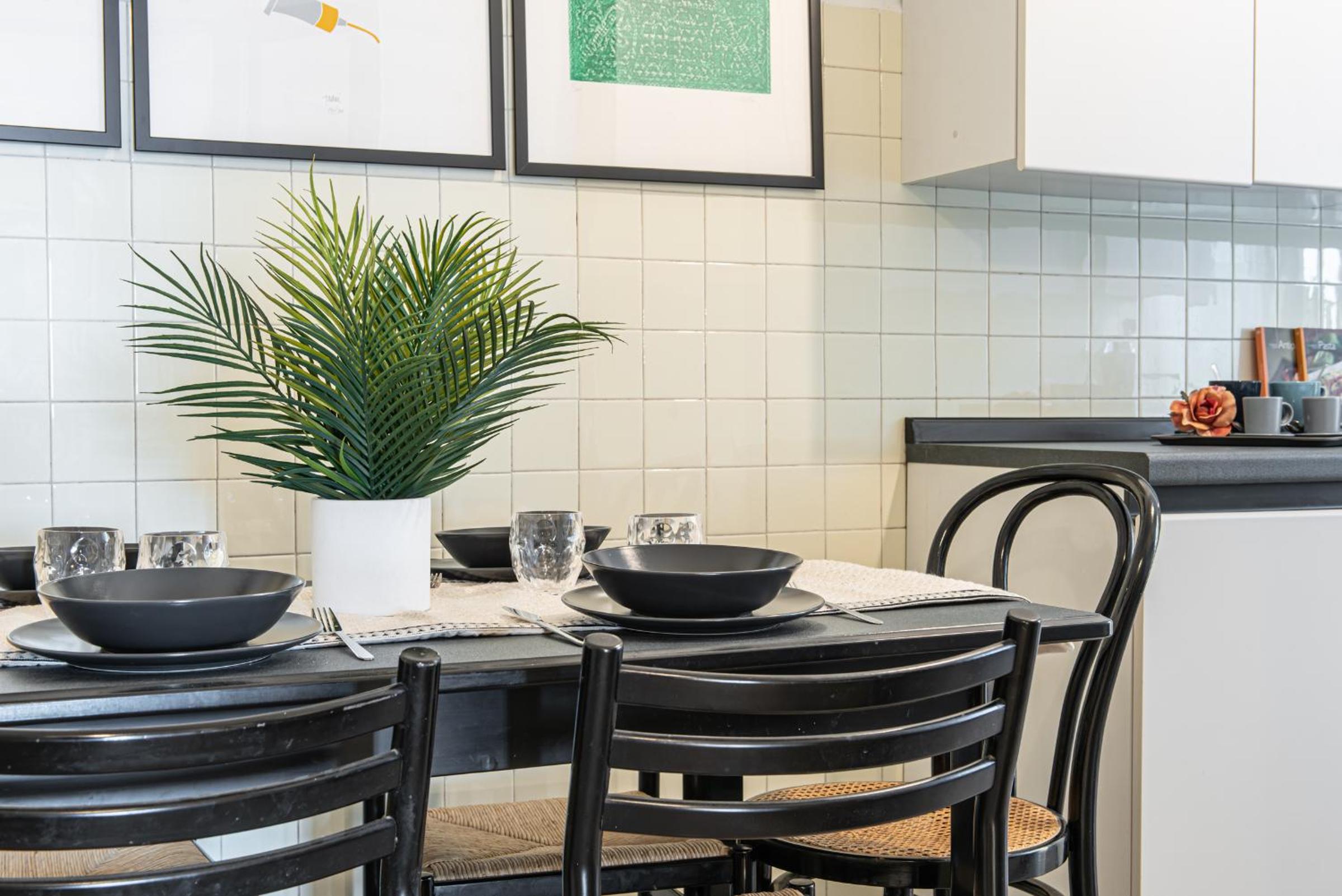 ALTIDO Sophisticated 3-bed flat with desk