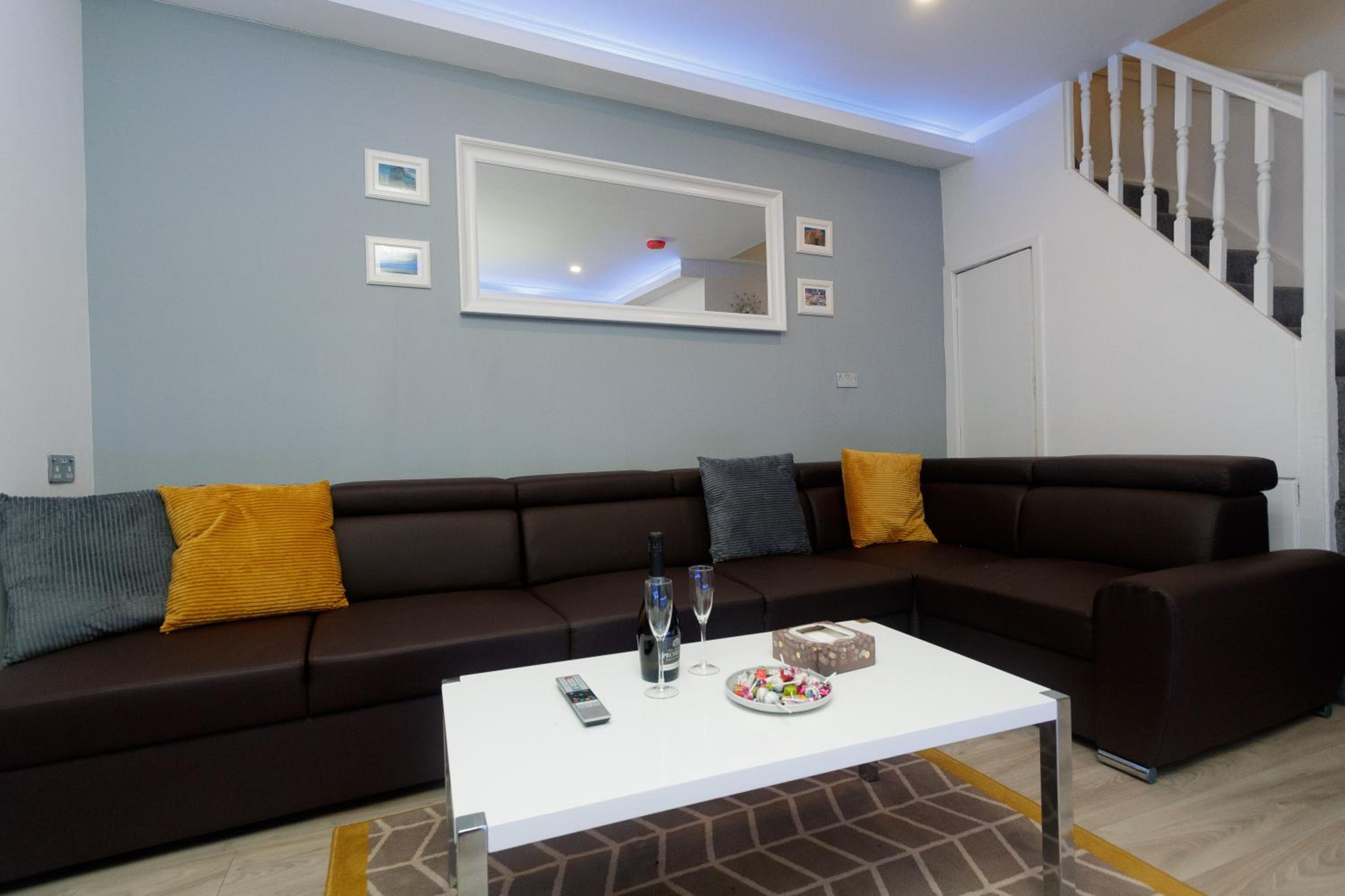 TOWLER HOUSE APARTMENTS 6 beds in 3 bedrooms