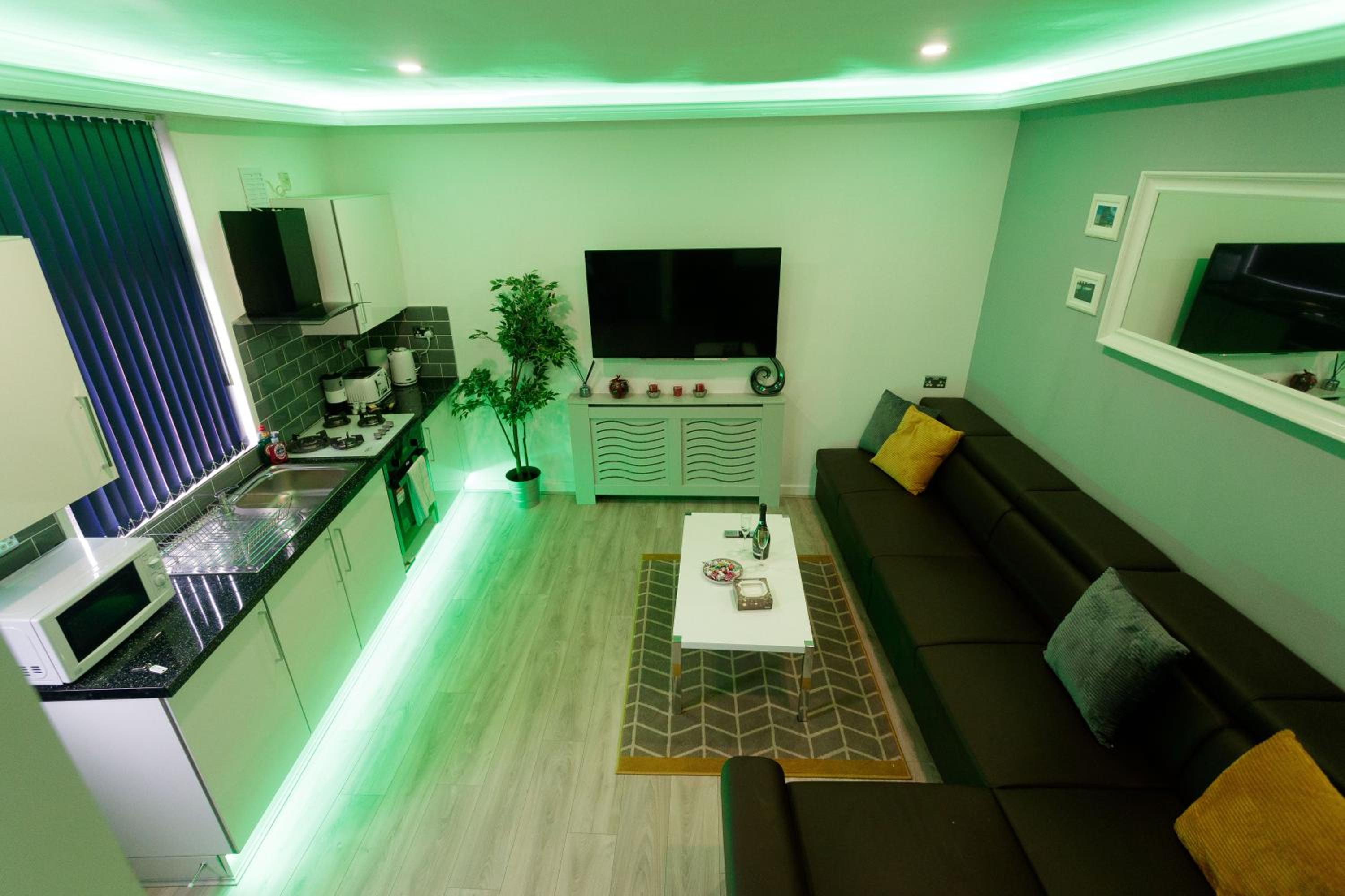TOWLER HOUSE APARTMENTS 6 beds in 3 bedrooms