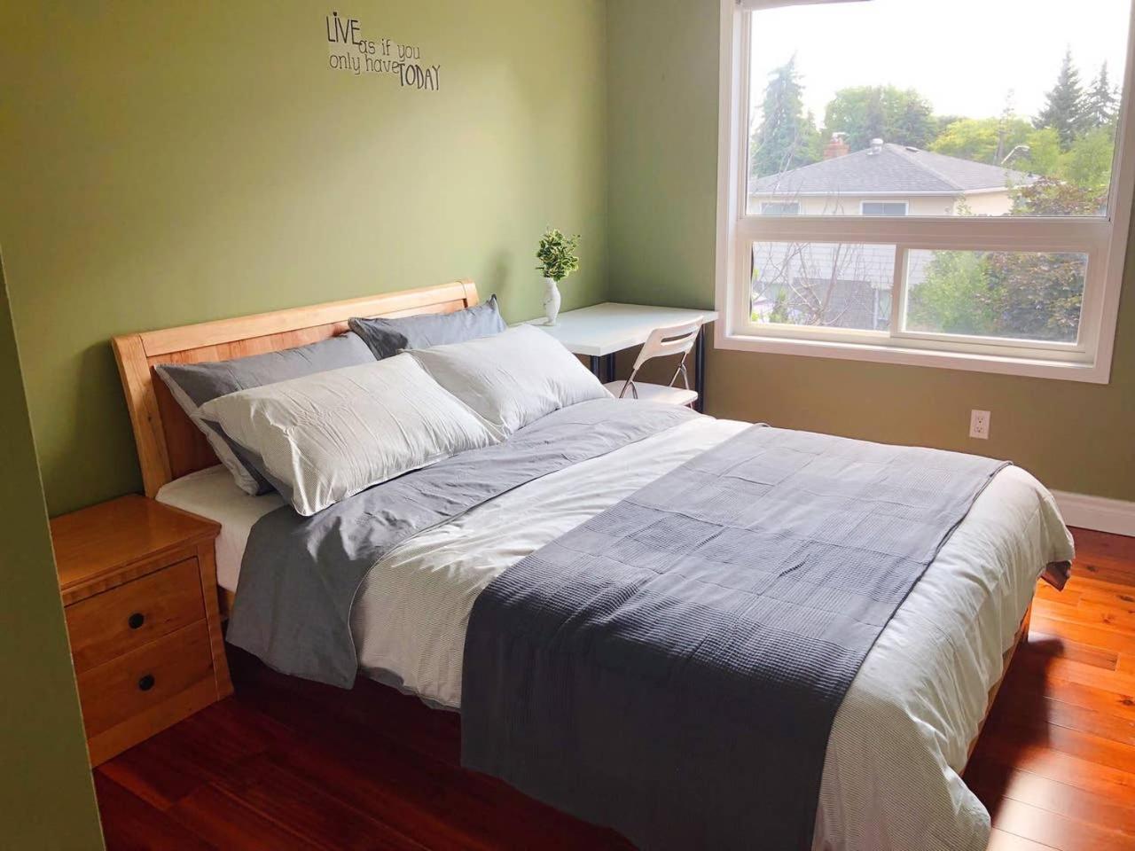 Nice rooms with private bath in Mid Town Toronto