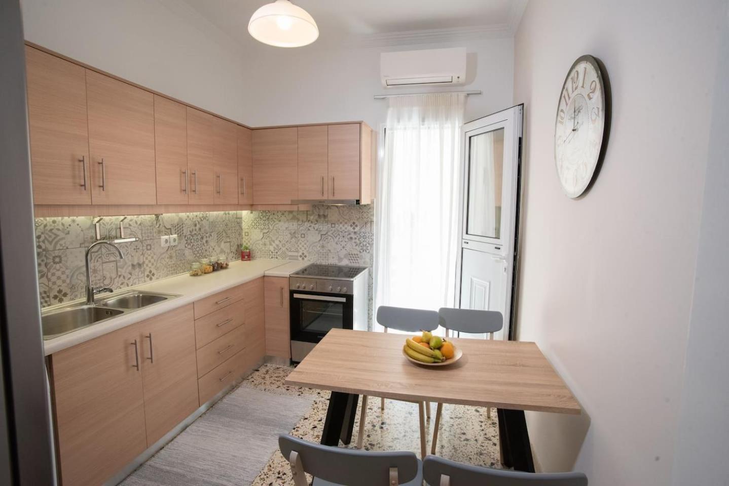 Hellona House, Sunny and Cozy Apartments view 5