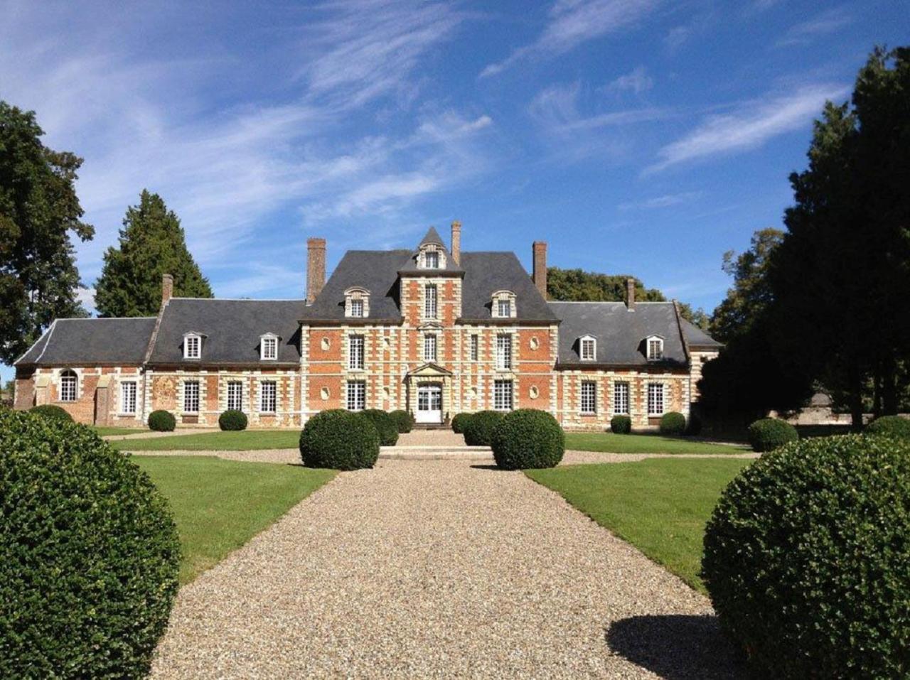 Chateau de Vauchelles - main view