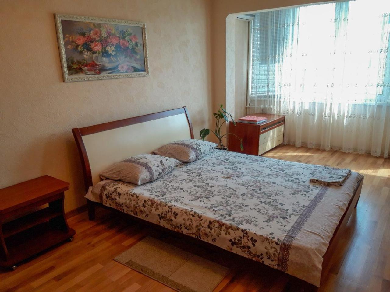 Apartment on Livoberezna Metro Station