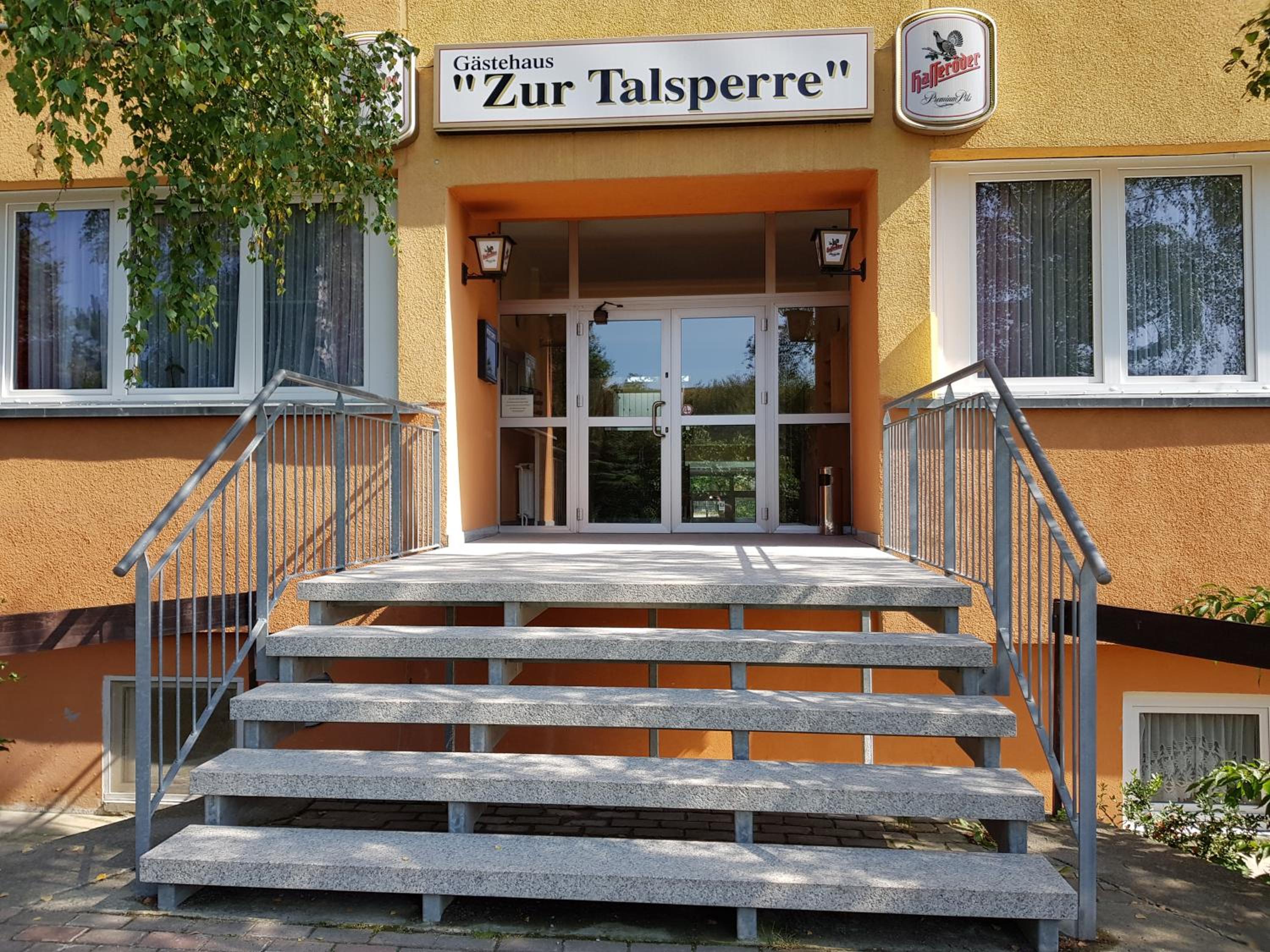Hotel und Campingstell und Zeltplatz an der Talsperre im Harz