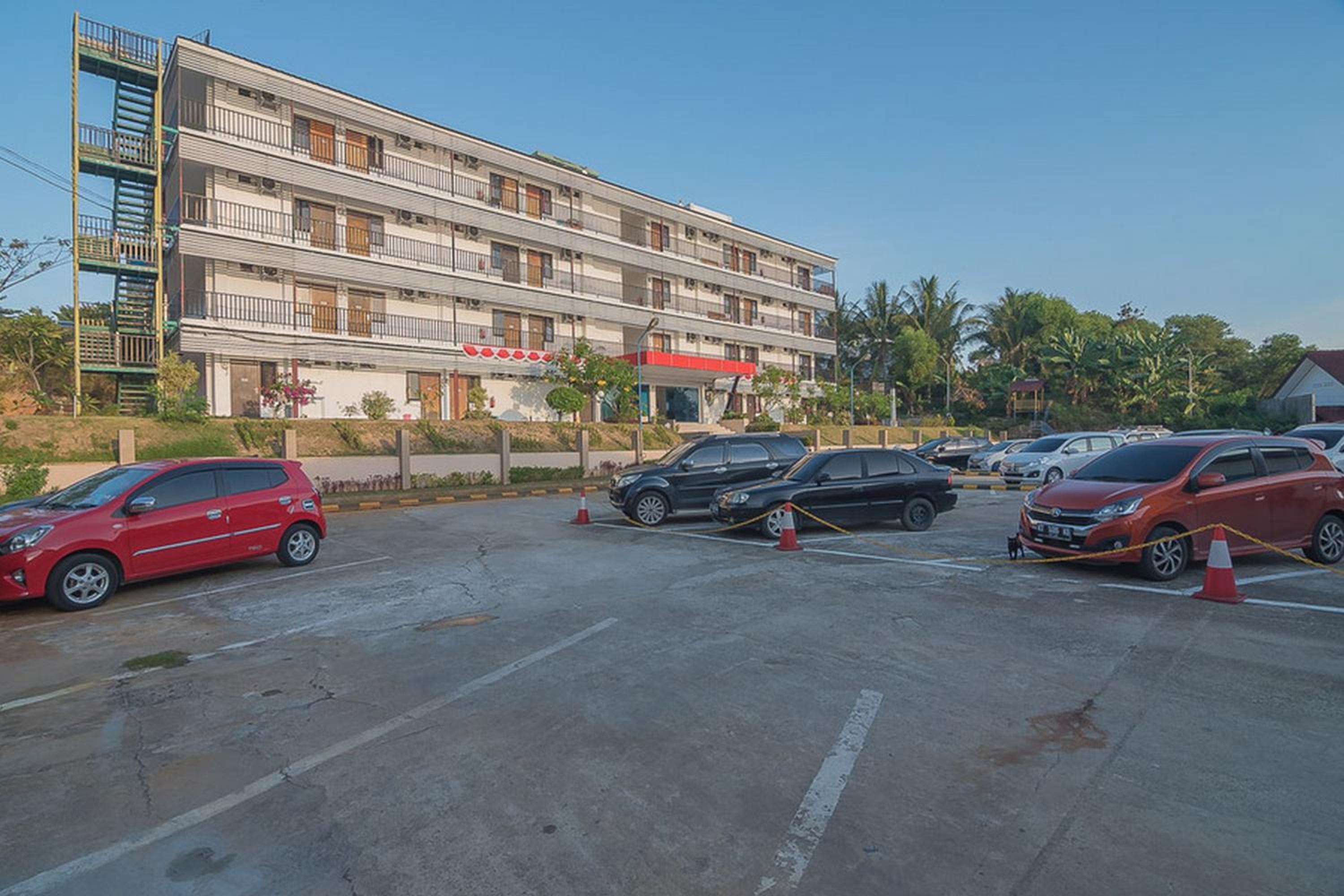 RedDoorz near Living Plaza Balikpapan