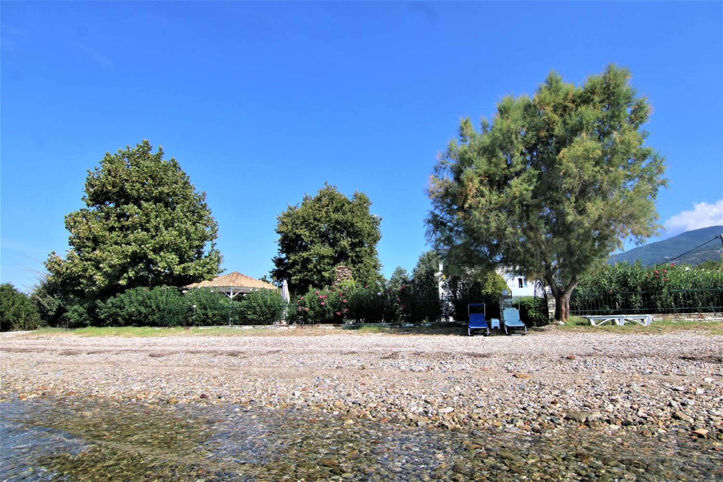 Romantic Seafront Studio - Dream Garden photo 3