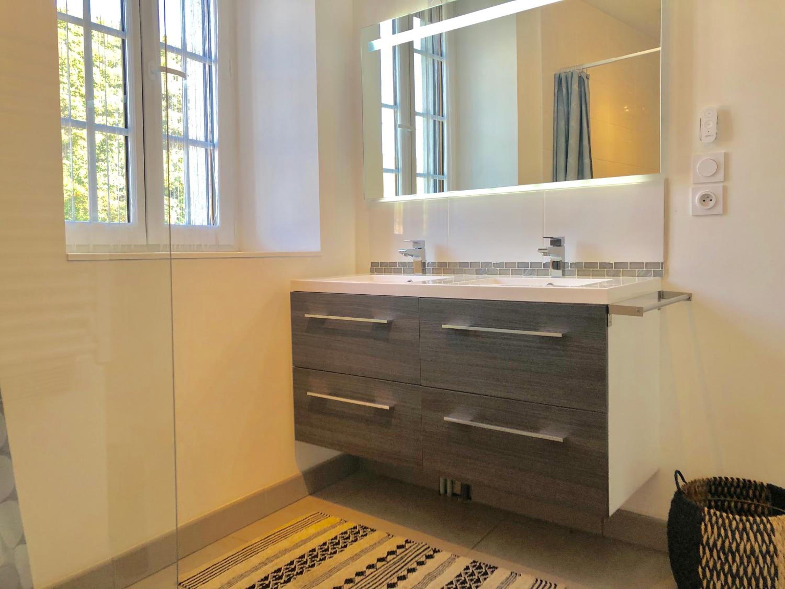 Appartement T2, vue lac, climatisé, parking, tout confort