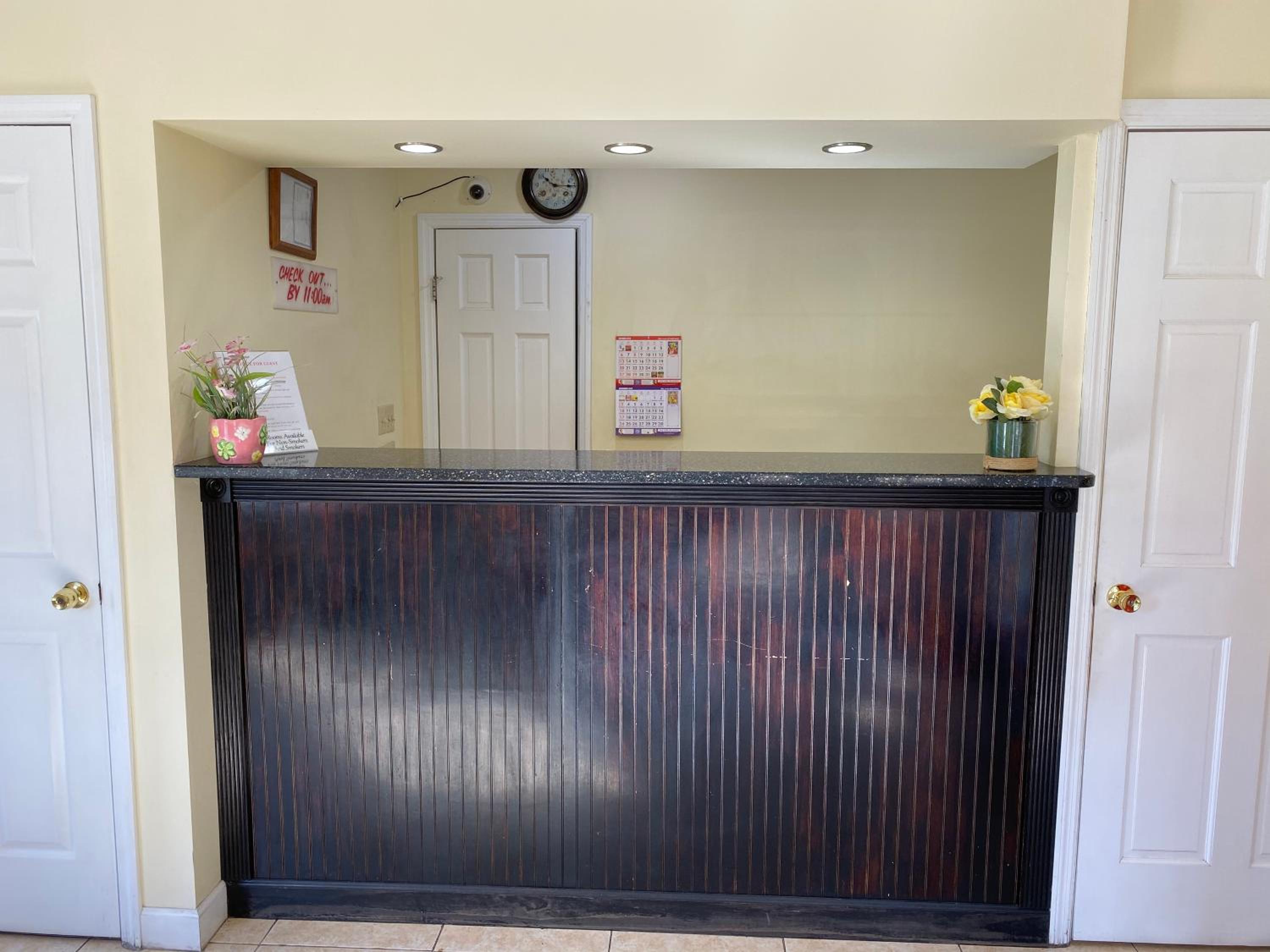 Hotel Deluxe Inn - Image 1