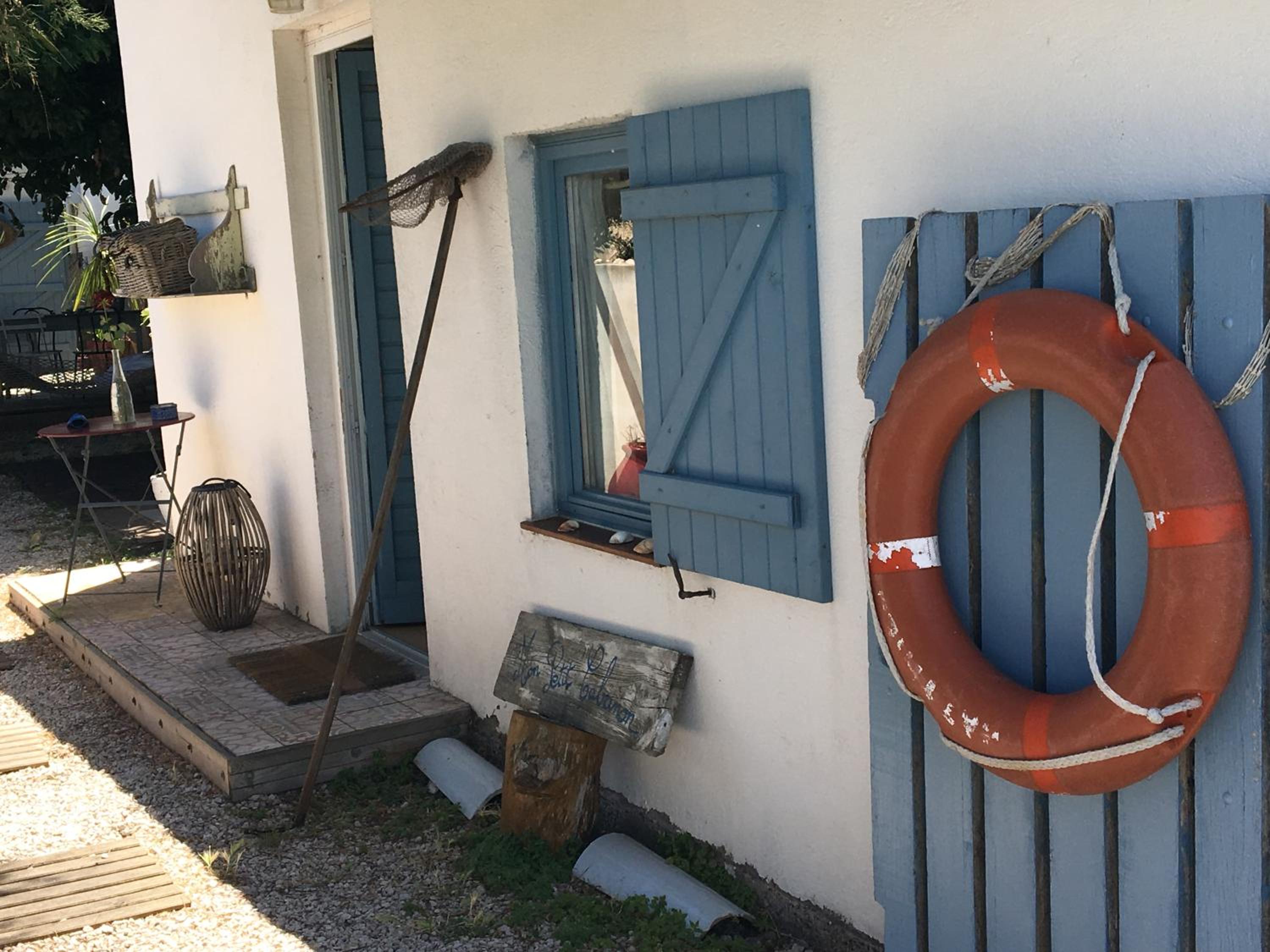 Cabanon de pêcheur en bord de lagune