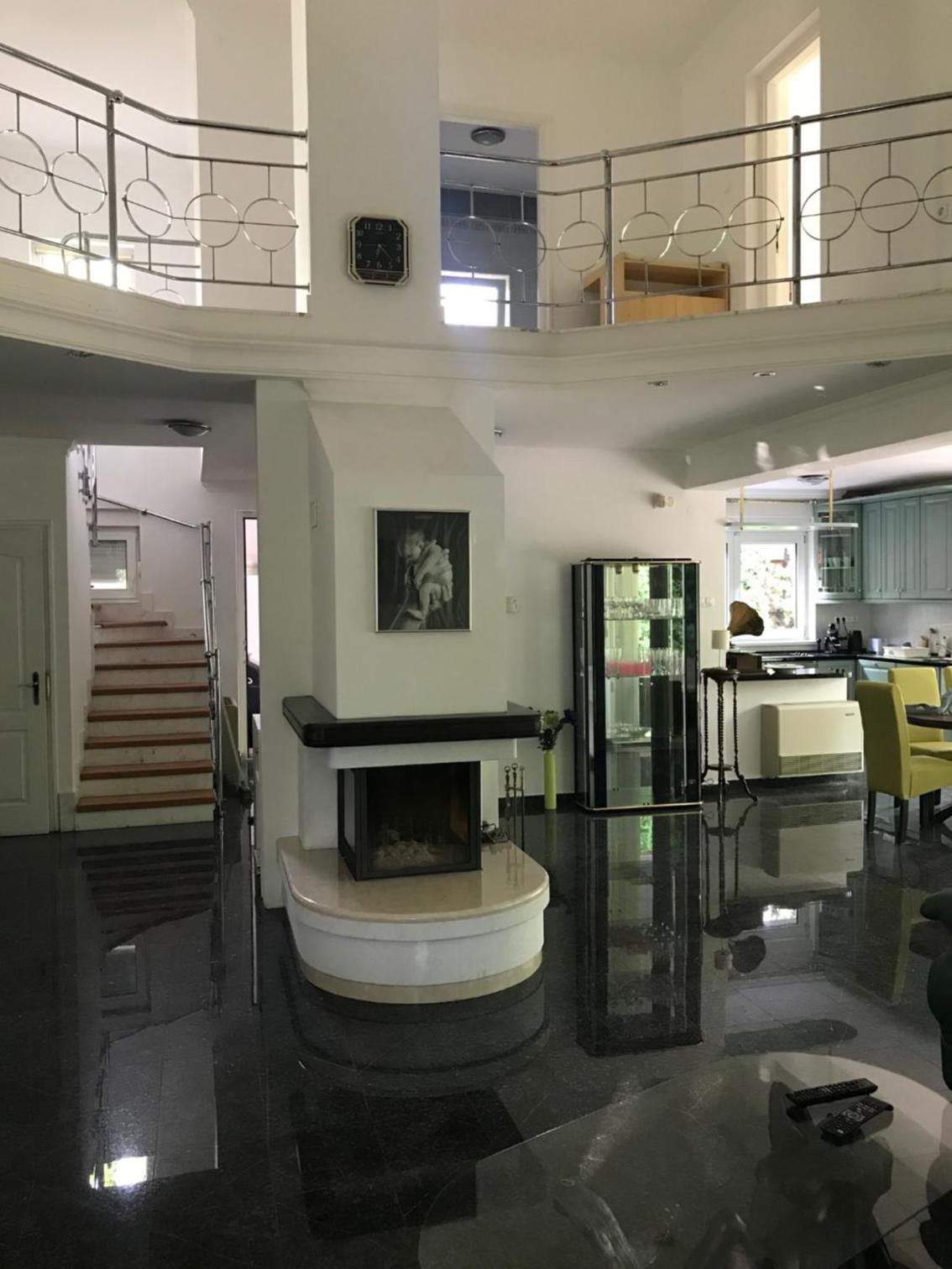 Megtart-lak Villa