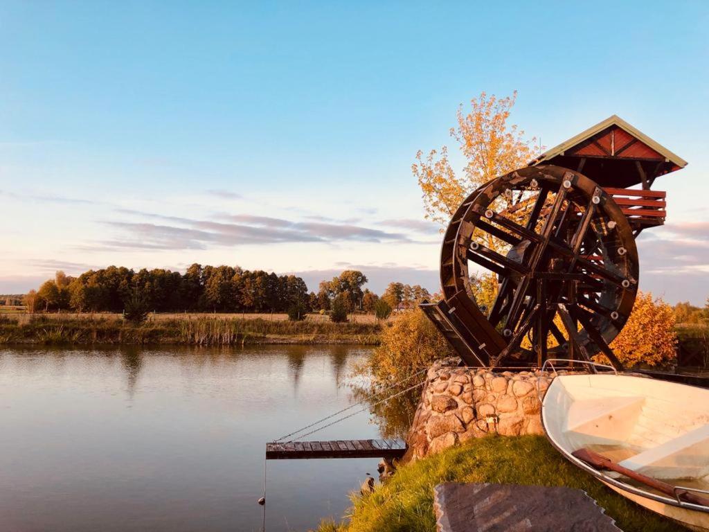 Domek nad stawem