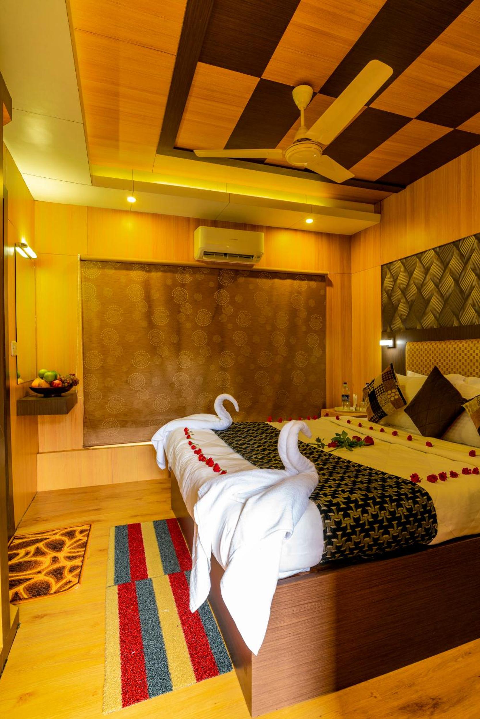 Southern Panorama Houseboats view 2