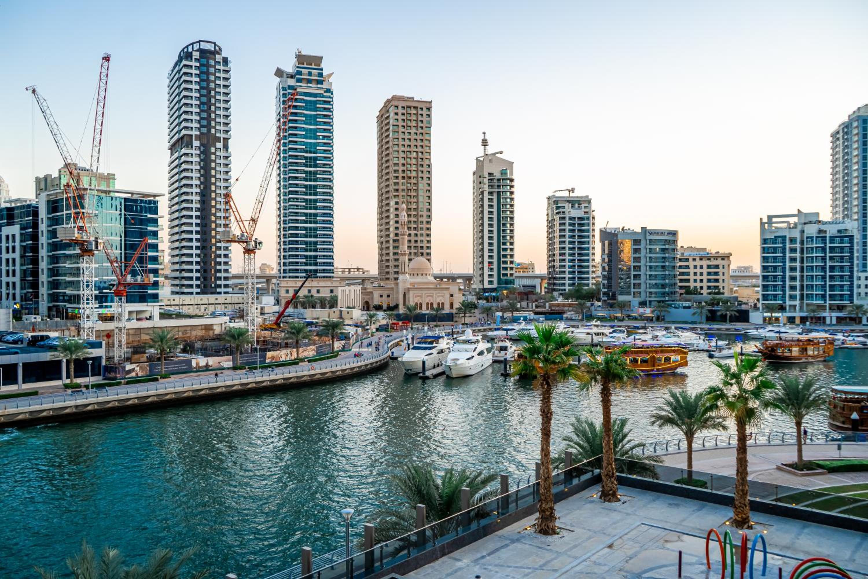 HiGuests - Spacious Apt for 5 With Spectacular Marina Views