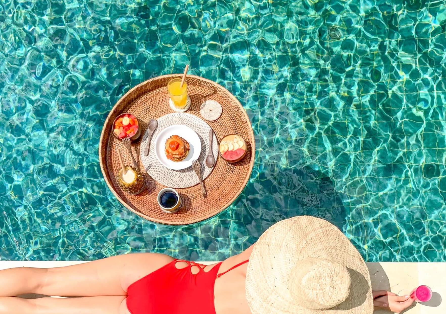 Evala luxury rooms with pool and garden