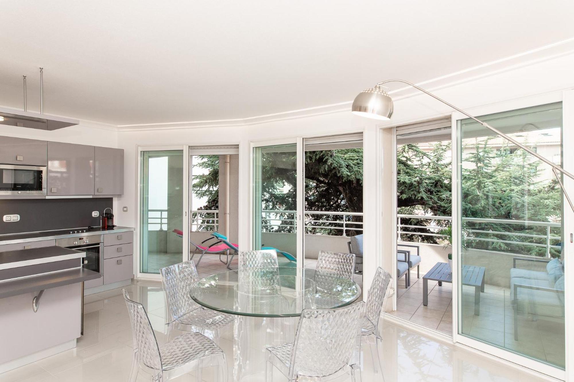MARTINEZ HOTEL AREA: Modern 3 bedrooms w/ terrace