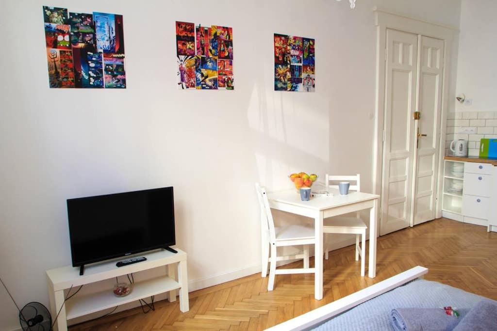 Corner 3 I Old Town I Studio