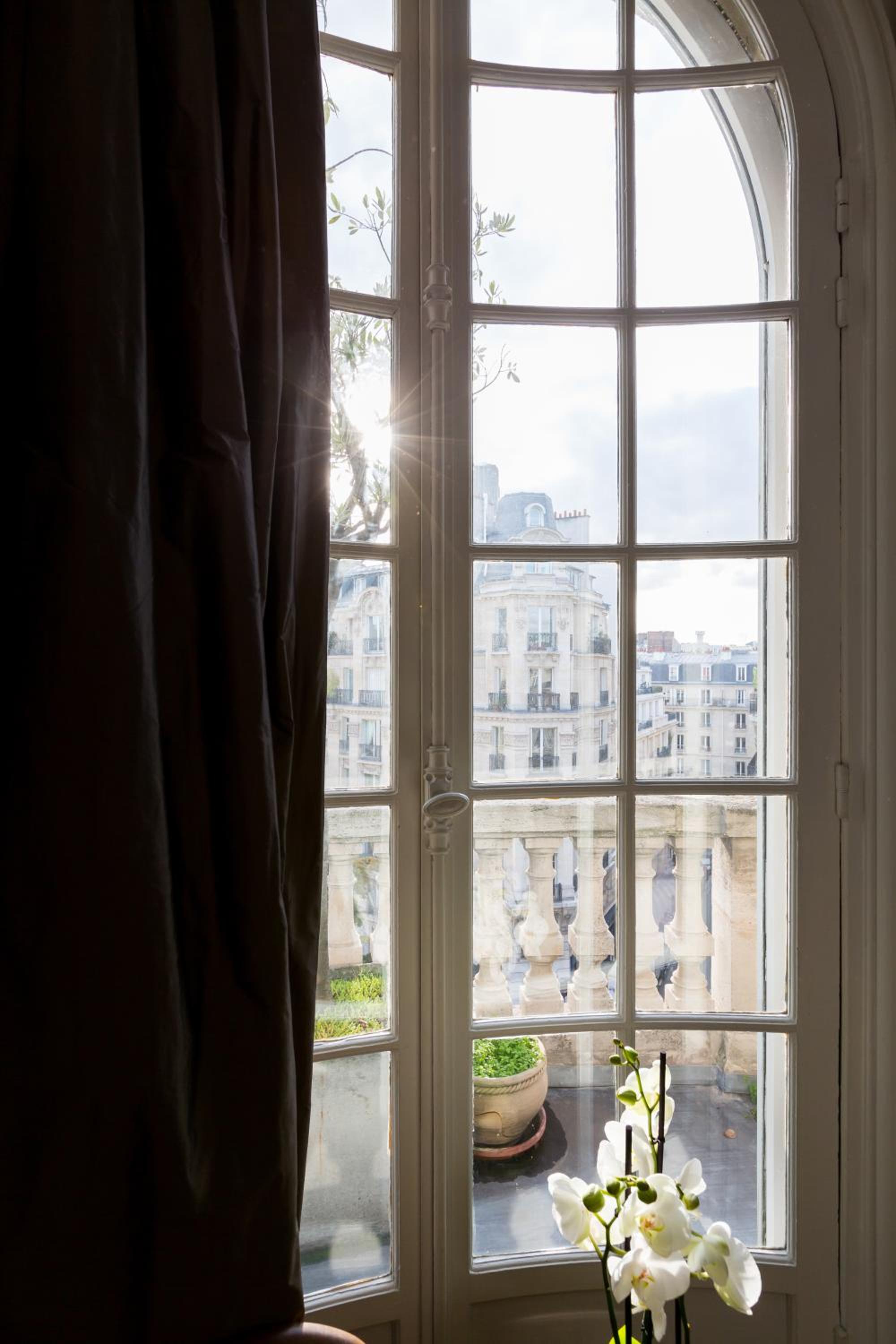 Veeve - Haussmann Beauty in the 6th