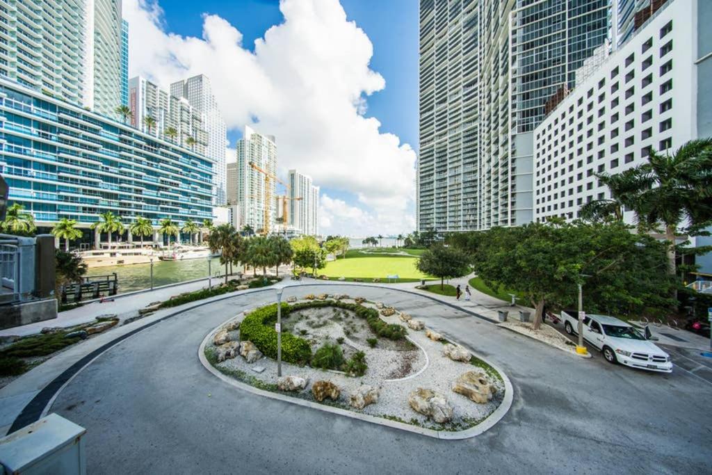 LUXURY ICON BRICKELL CONDO @46TH, SPA & GYM & POOL