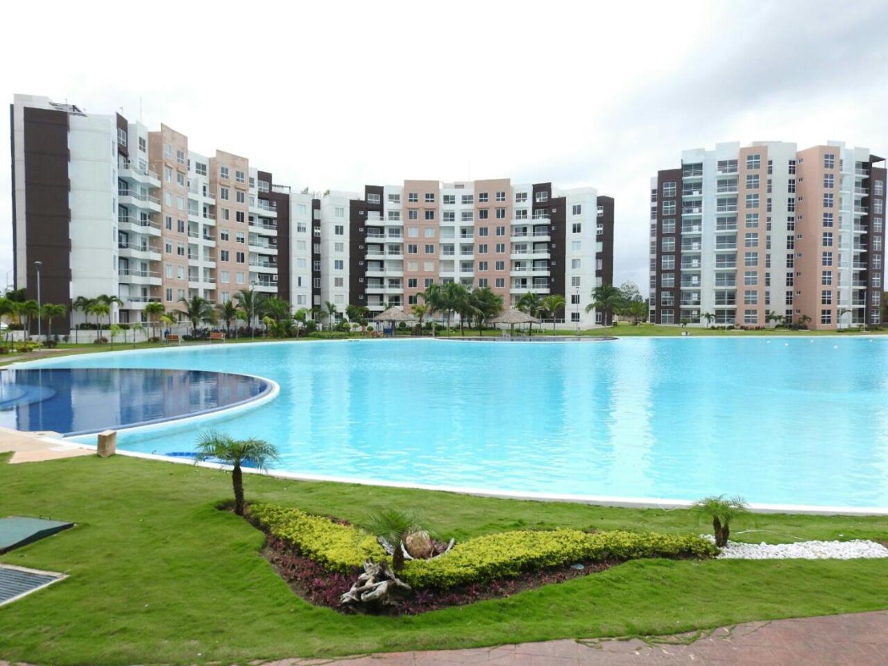 departamento en Cancún con 7 albercas tipo playa y laguna