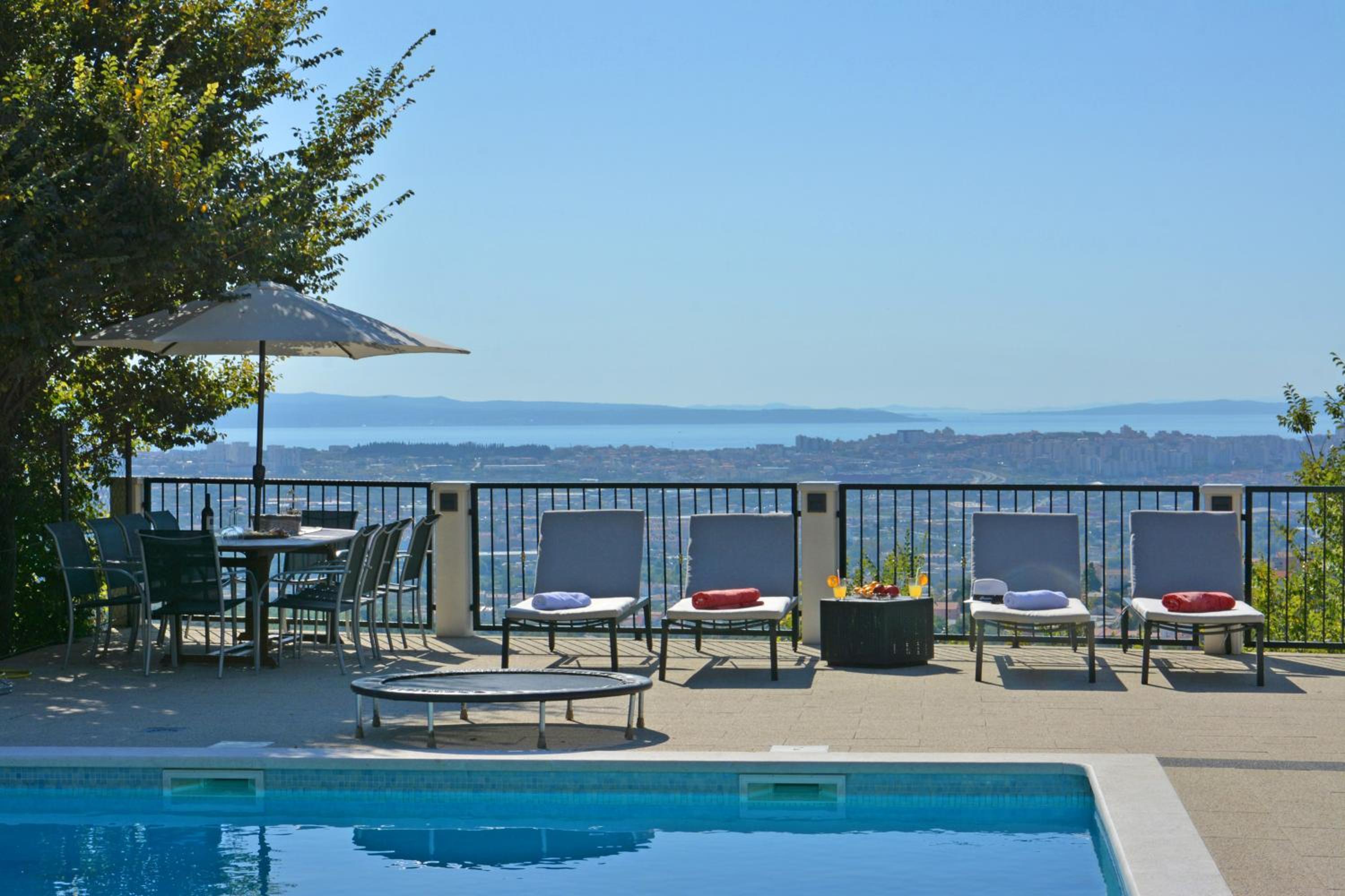 Hotel Villa Anteana with view and pool of 60m2 - Image 1