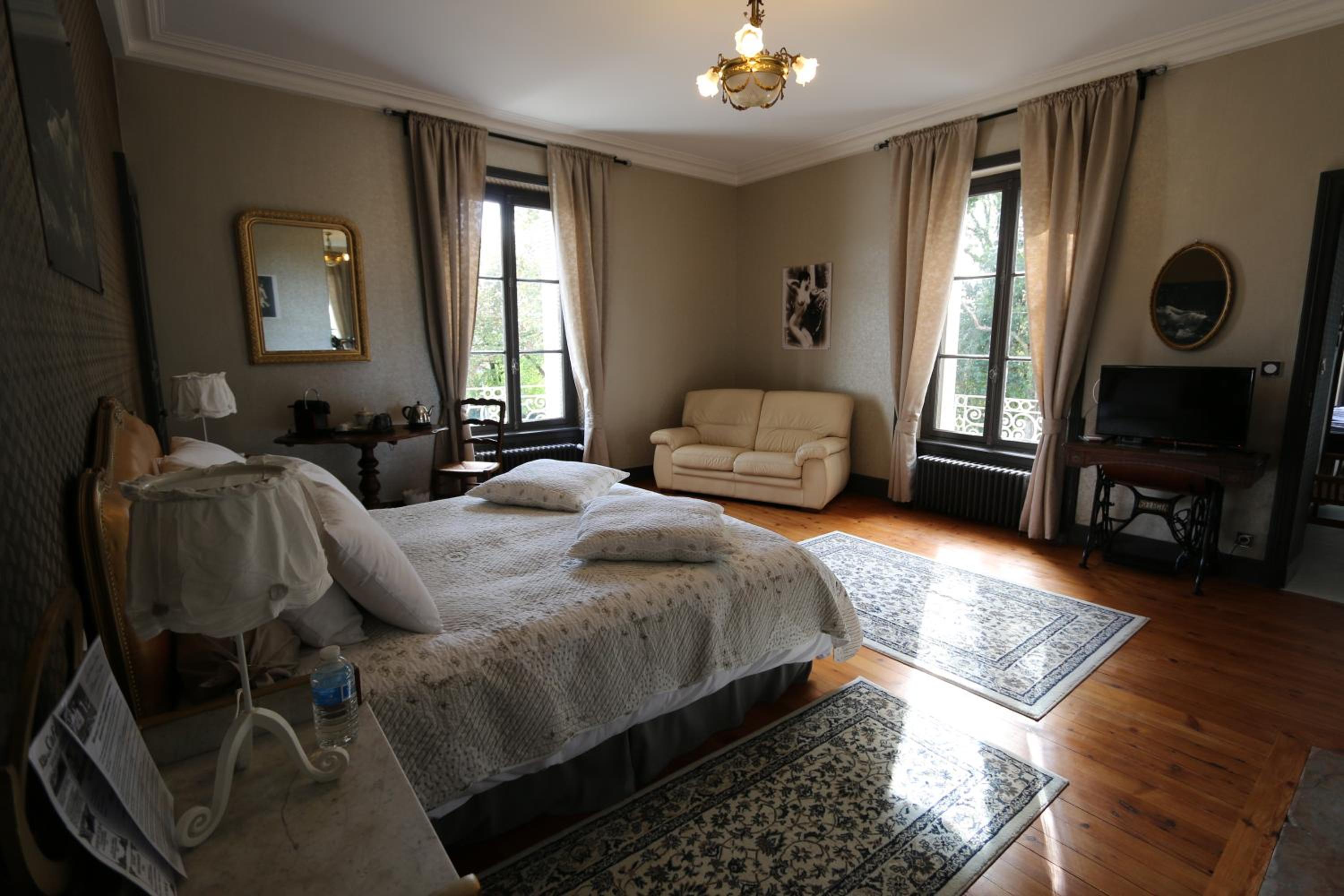 Le Petit Château des Cedres