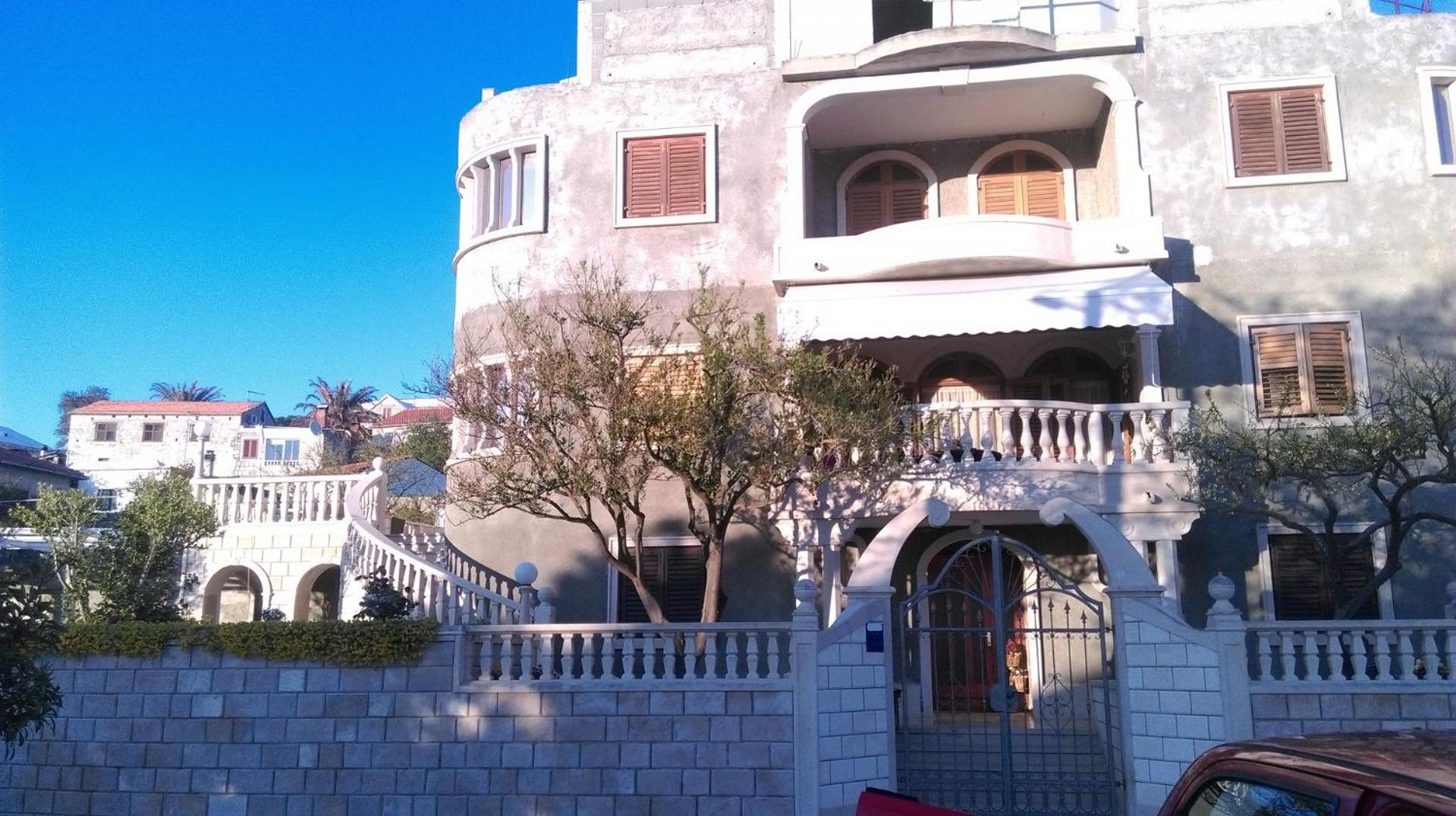 Apts and rooms Rest - close to sea