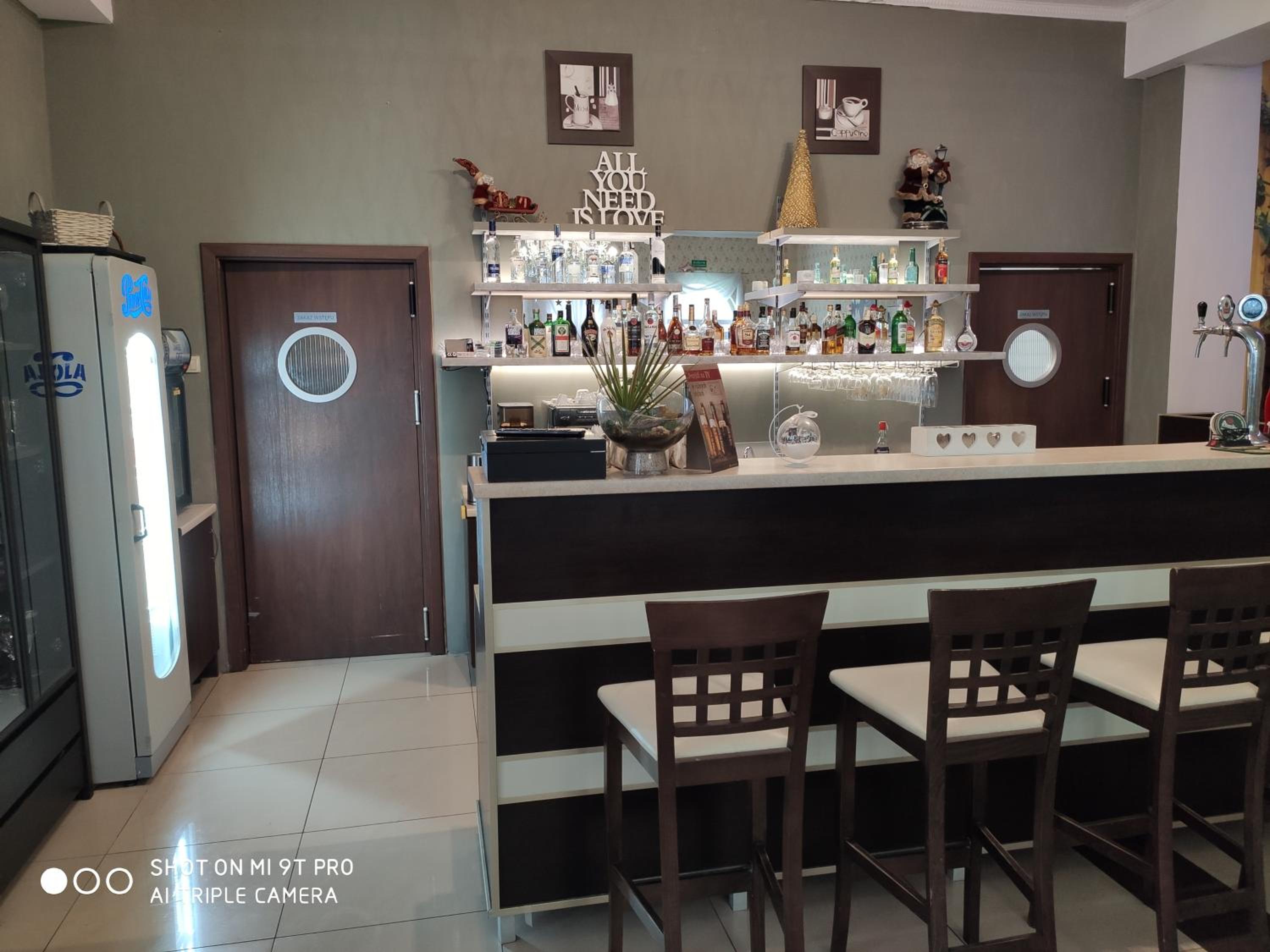 Bar & Lounge