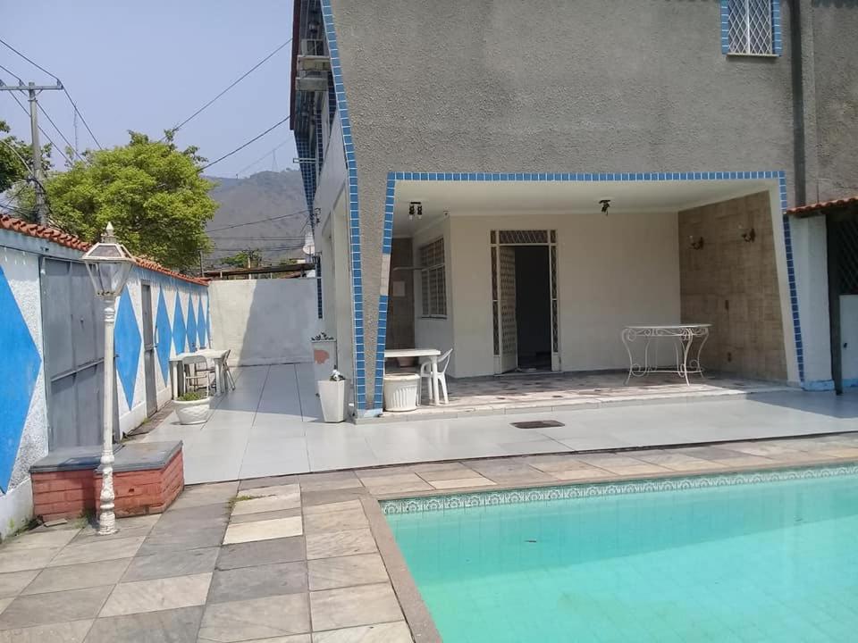 Casarão com piscina e churrasqueira