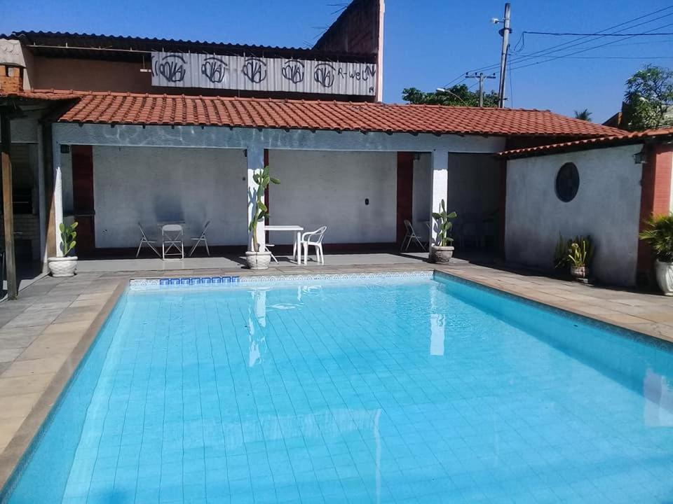 Casarão com piscina e churrasqueira