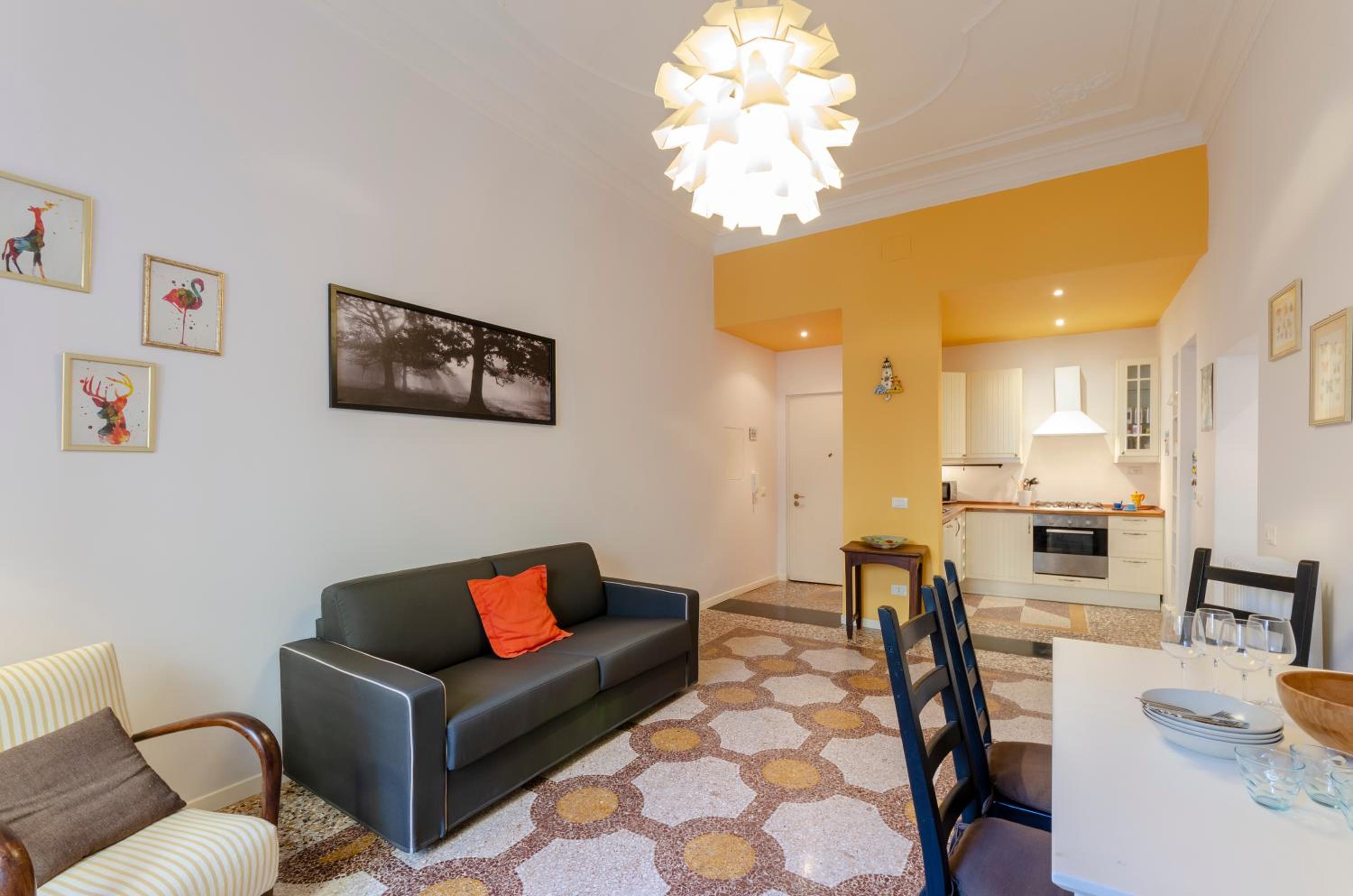 ALTIDO Colorful Apt for 6, 5 mins from Piazza Corvetto