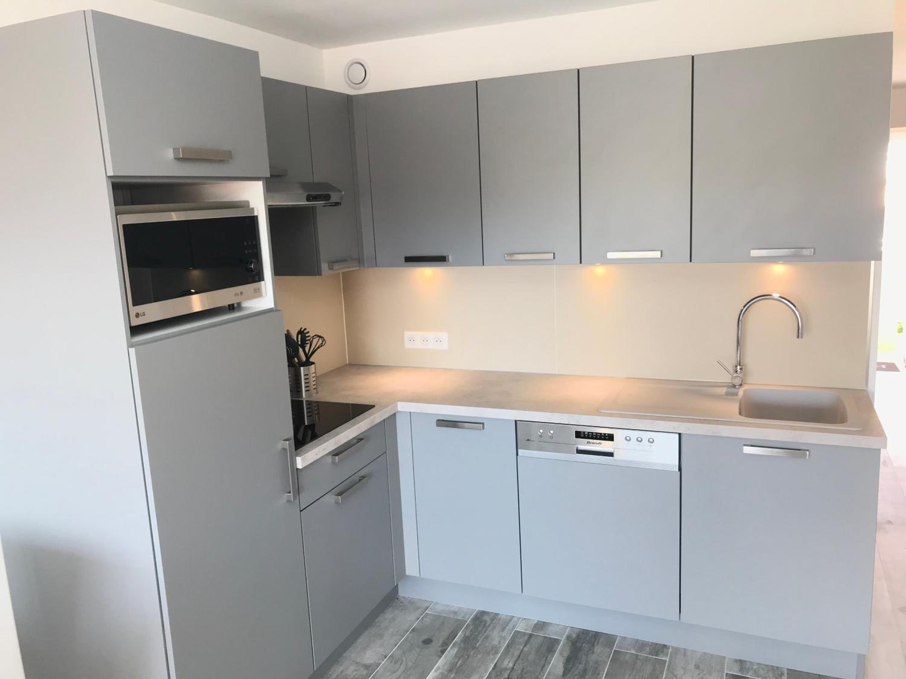 Appartement 2 pieces, renove, 2 piscines+tennis, mer, climatisation