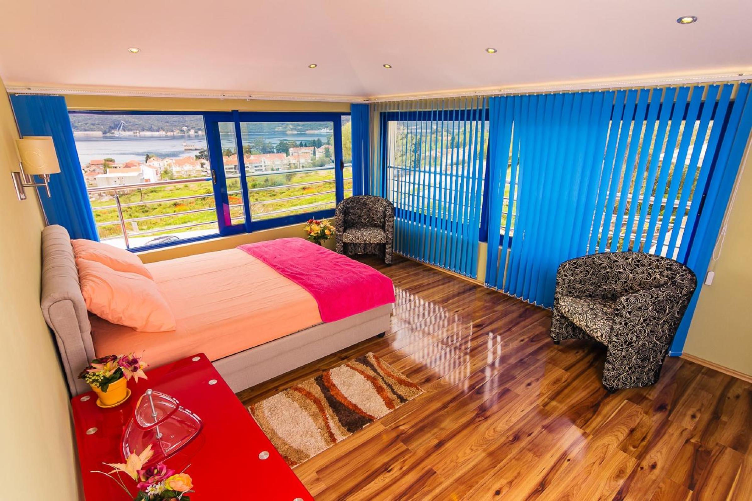 Villa Sea-N-Sun, 7 bedrooms & Pool, nearby Portonovi Marina.