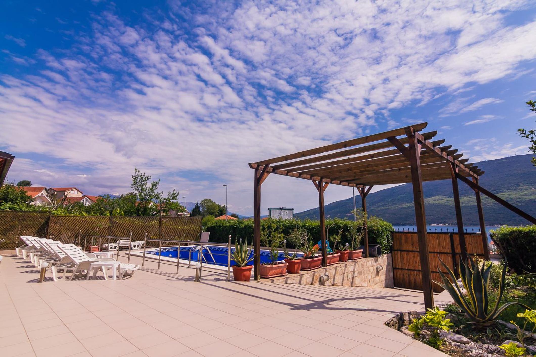 Villa Sea-N-Sun, 7 bedrooms & Pool, nearby Portonovi Marina.