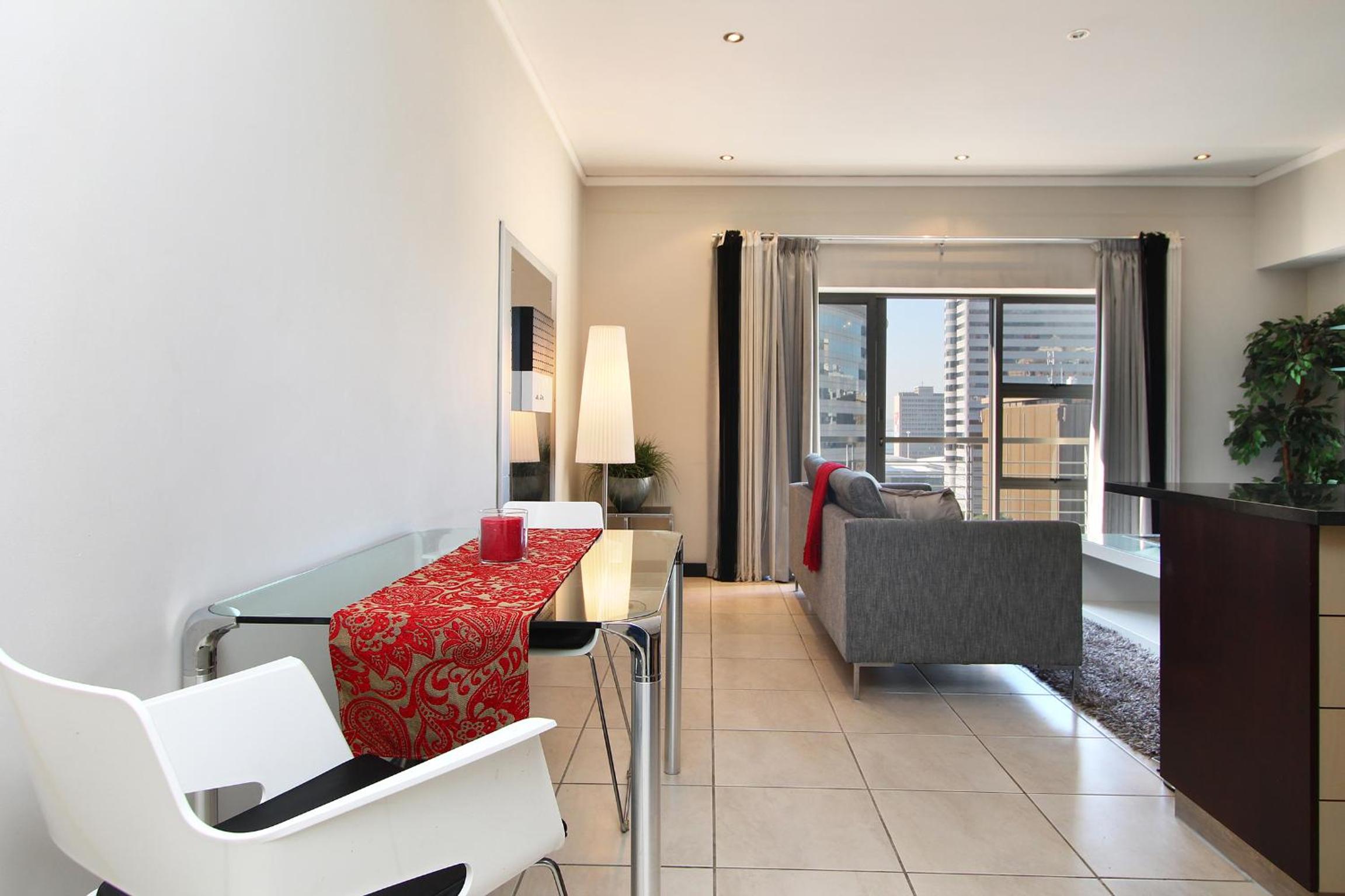 Full Power, long stay rates, walk to V&A Waterfront, fibre WIFI, gym & pool