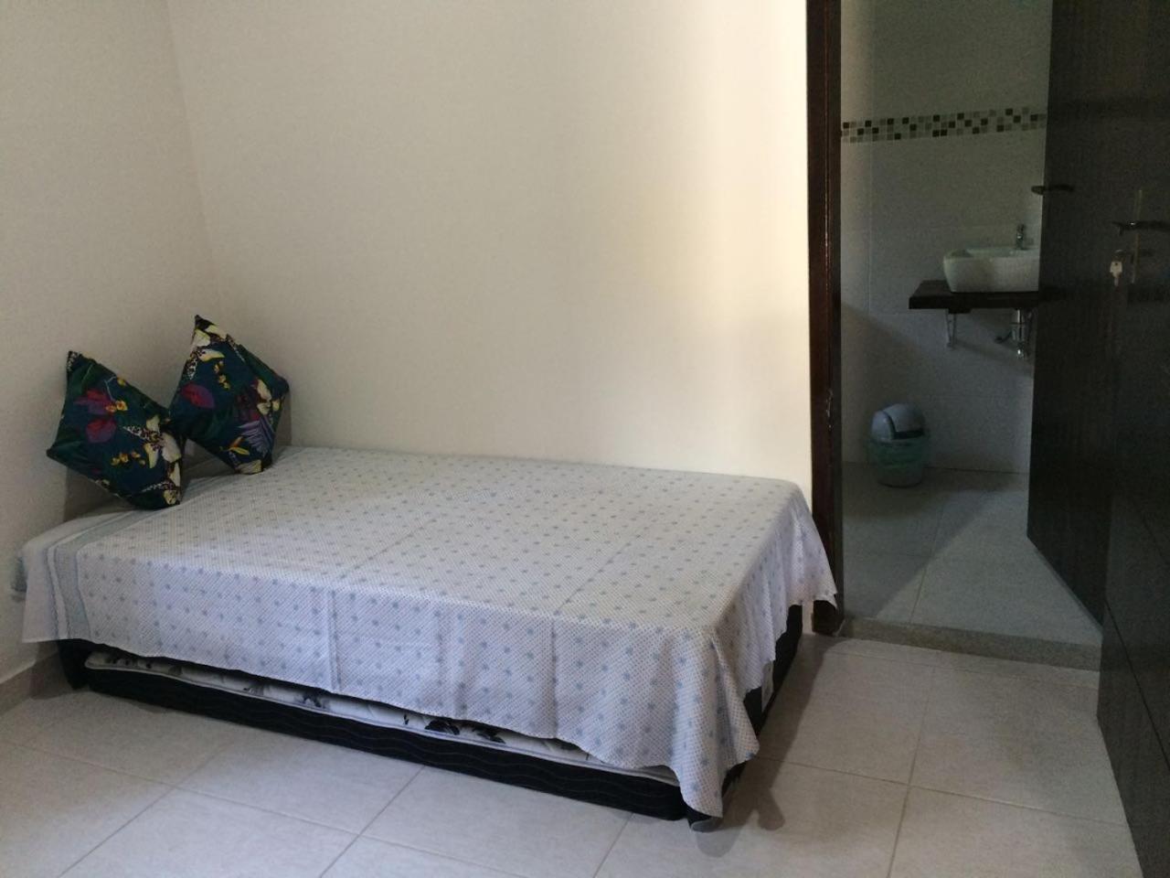 Ampla casa com piscina a 200 metros da praia do Lazaro e Sununga