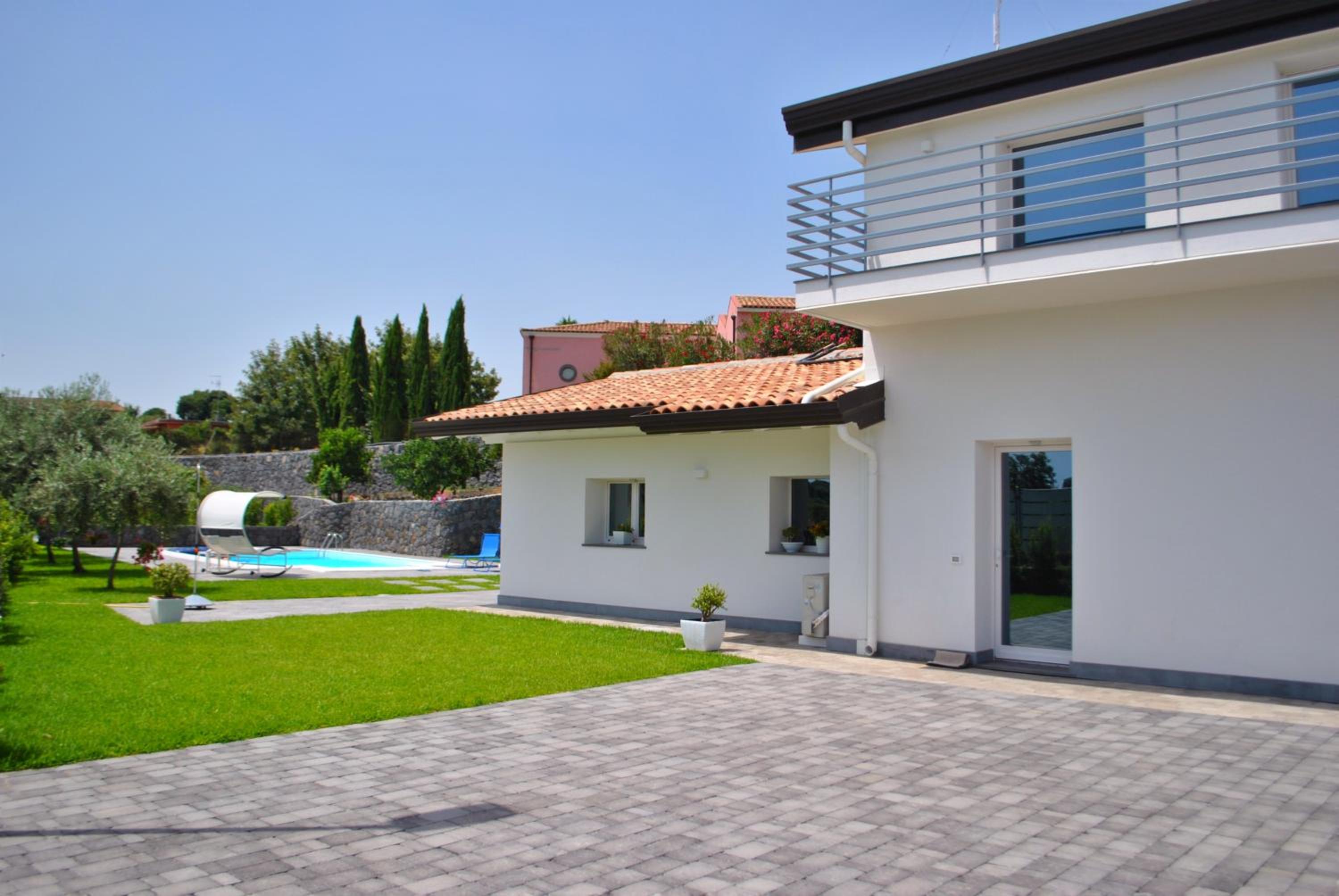 Villa Dedalisa by holidayngo view 4