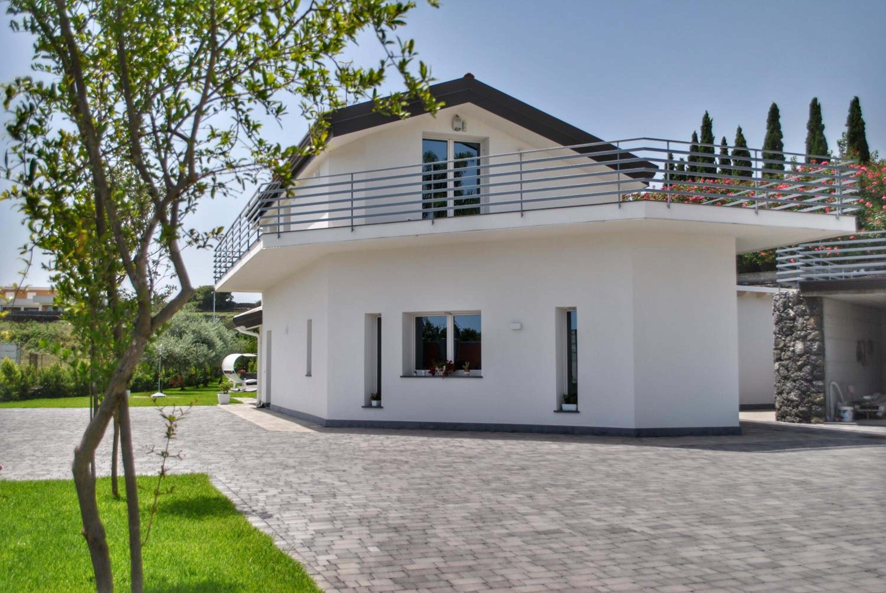 Villa Dedalisa by holidayngo view 5