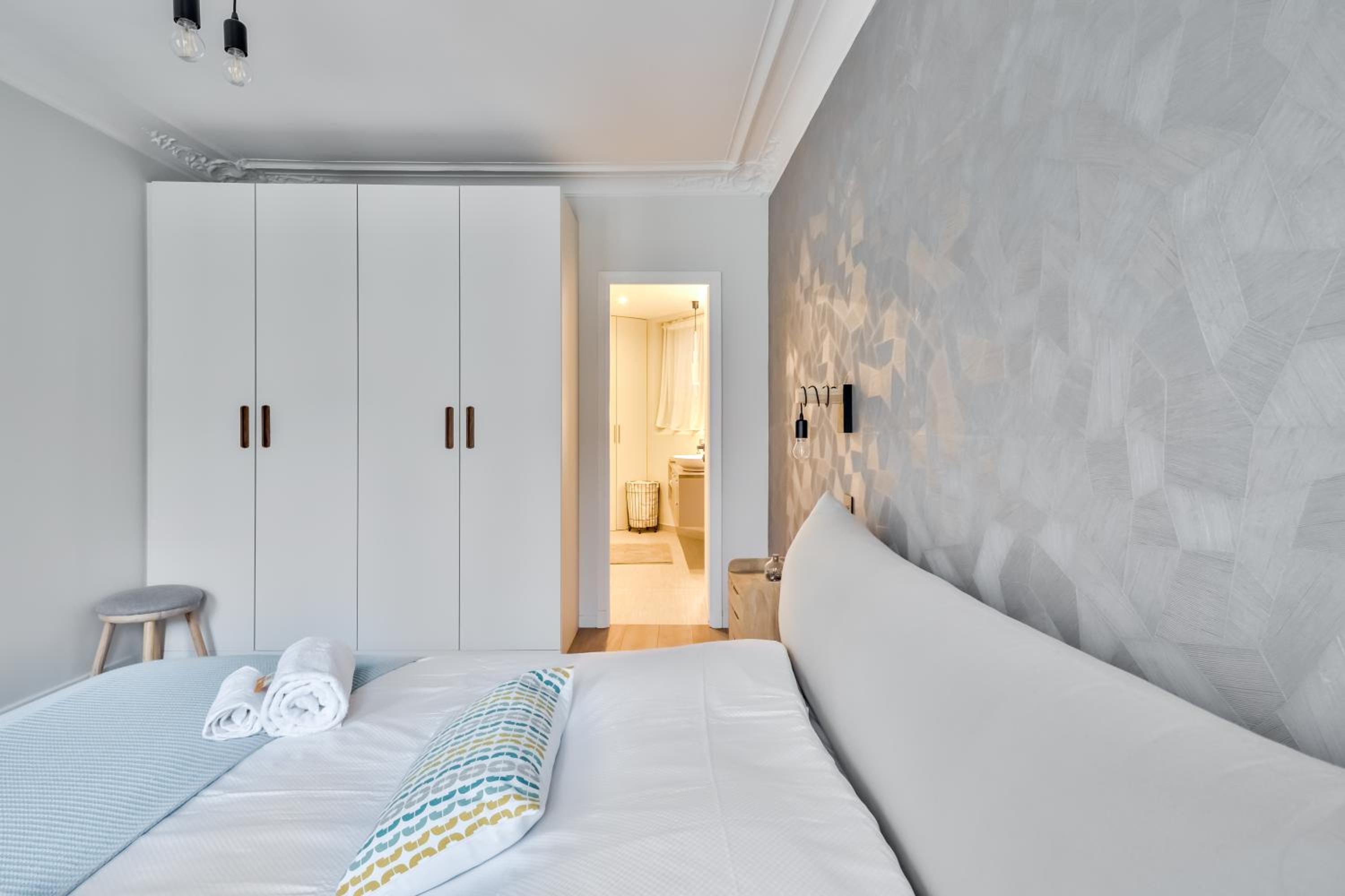 Splendid 3 bdrs Flat in a Prime Location of Paris
