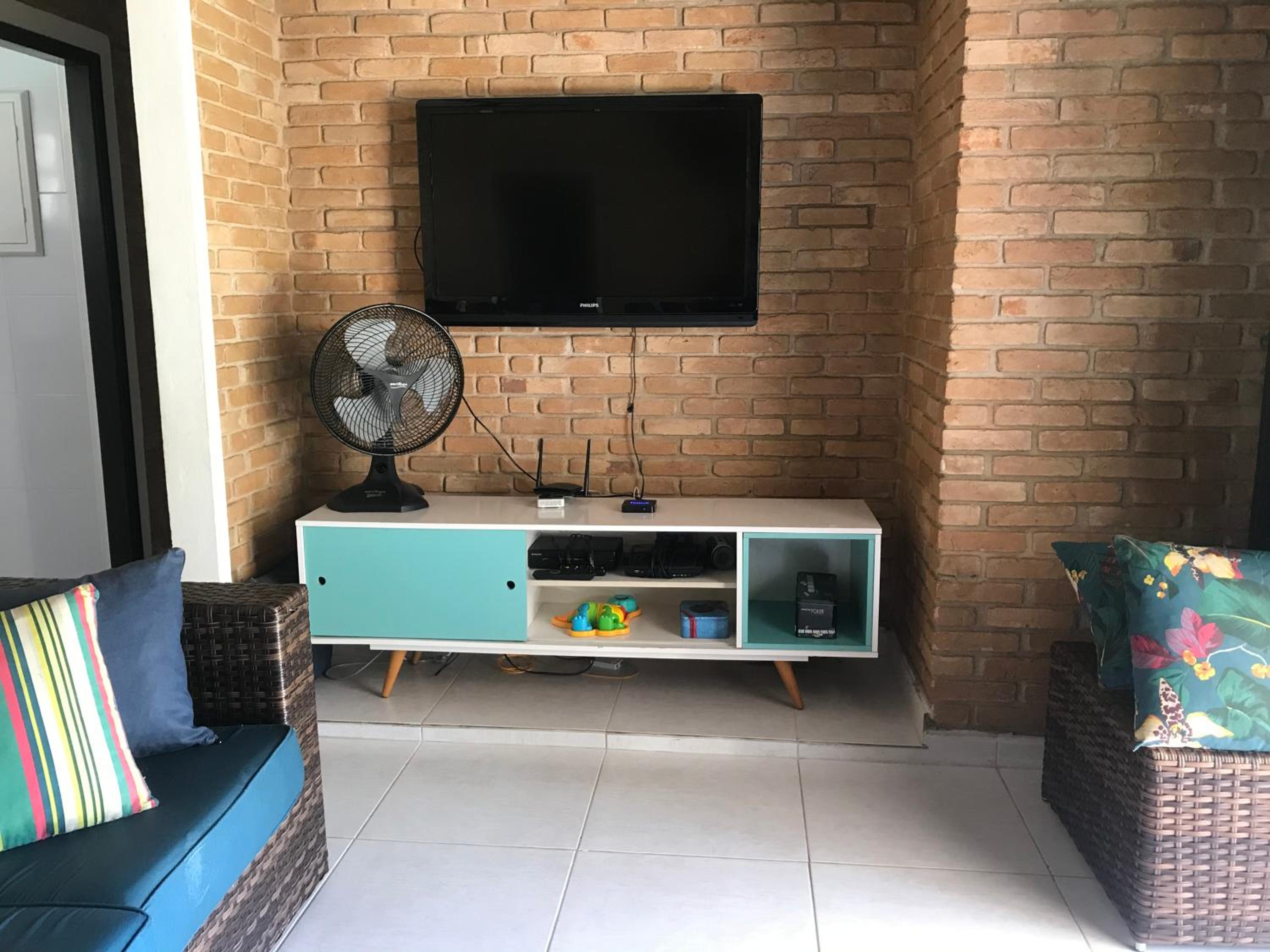 Ampla casa com piscina a 200 metros da praia do Lazaro e Sununga
